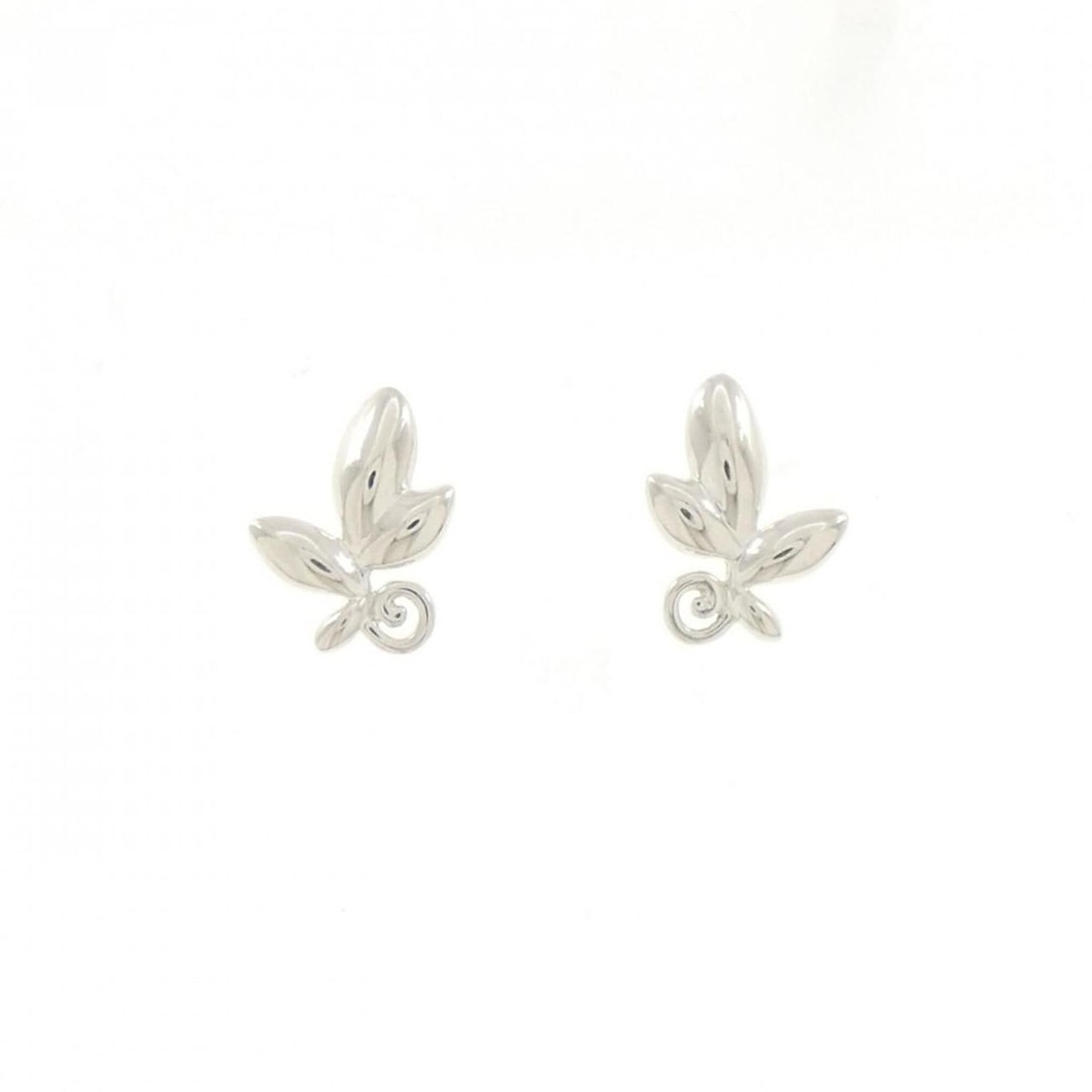 Tiffany Olive Leaf Earrings: --- Catalog ---Category: SizeSize (HxWxD): 10.90mm x 8.10mm / 0.43'' x 0.32''Category: DesignType: Stud earringsColor: SilverGender: WomenMaterial: Silver 925Category: GeneralBrand: Tiffany--- Item