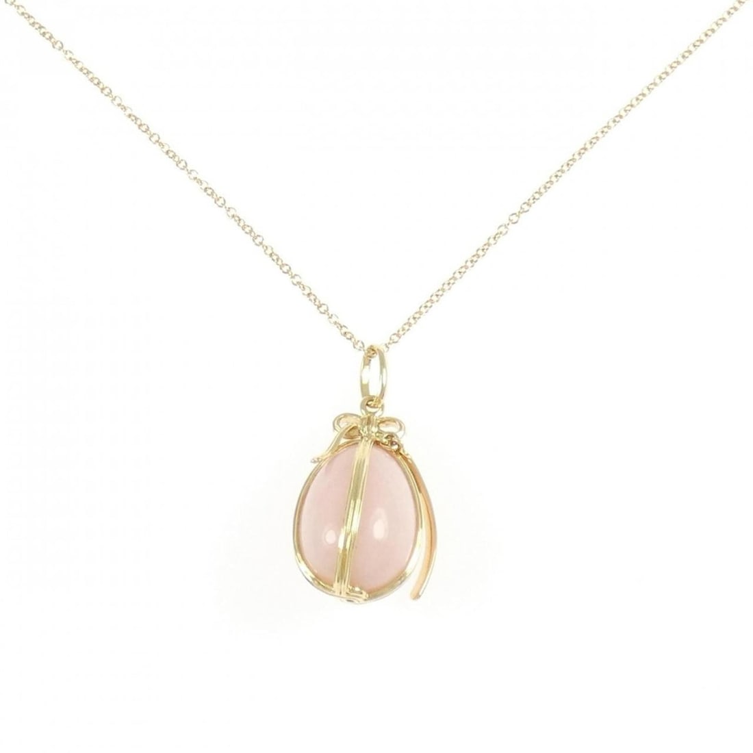 Tiffany Egg Charm Necklace: --- Catalog ---Category: SizePendant Size: 26.1mm x 12mm / 1.02'' x 0.47''Neck Circumference: 45 cm / 17.71''Category: DesignColor: Yellow goldGender: WomenMaterial: Yellow gold (18K)Pendant Type: