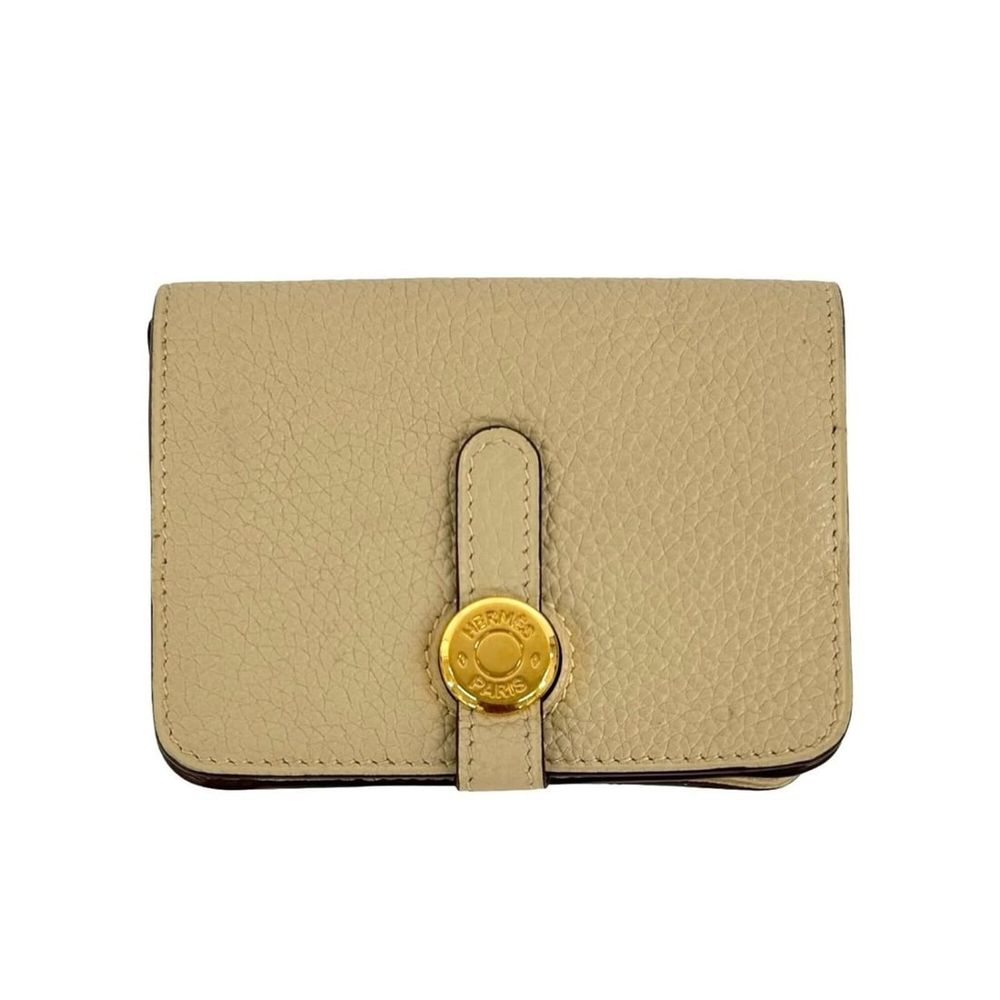 HERMES Dogon Taurillon Clemence Wallet/Coin Purse Mini Wallet Parchment 38135: --- Catalog ---Category: SizeSize (HxWxD): 8cm x 11cm x 2.5cm / 3.14'' x 4.33'' x 0.98''Category: DesignType: Coin purse/coin caseColor: BeigeGender: WomenMaterial: Taurillon clemence leather Category