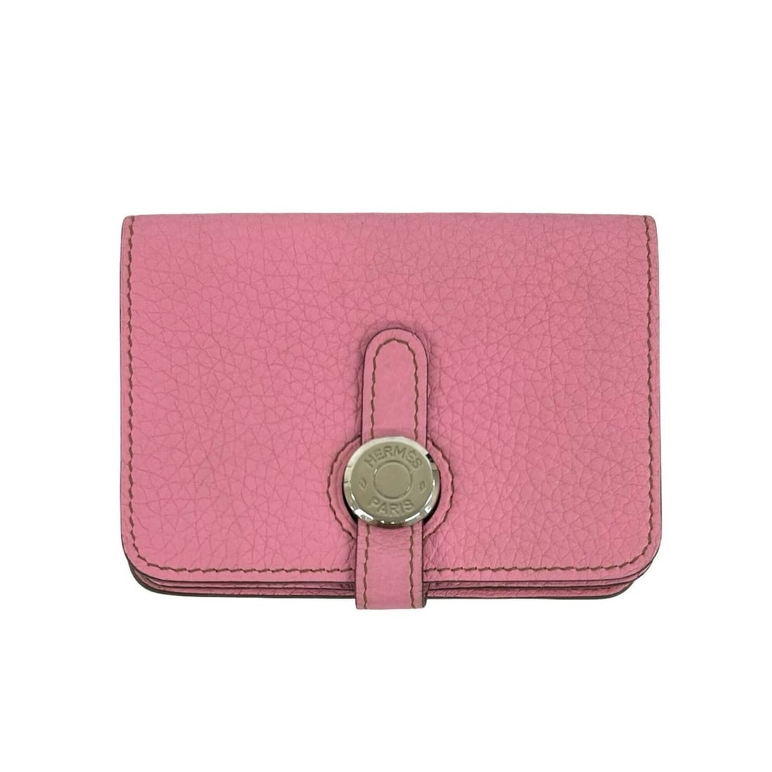 HERMES Dogon Compact Taurillon Clemence Wallet/Coin Purse Mini Wallet Pink 22165: --- Catalog ---Category: SizeSize (HxWxD): 7.5cm x 10.5cm x 1.5cm / 2.95'' x 4.13'' x 0.59''Category: DesignType: Coin purse/coin caseColor: PinkGender: WomenMaterial: Taurillon clemence leather Categ