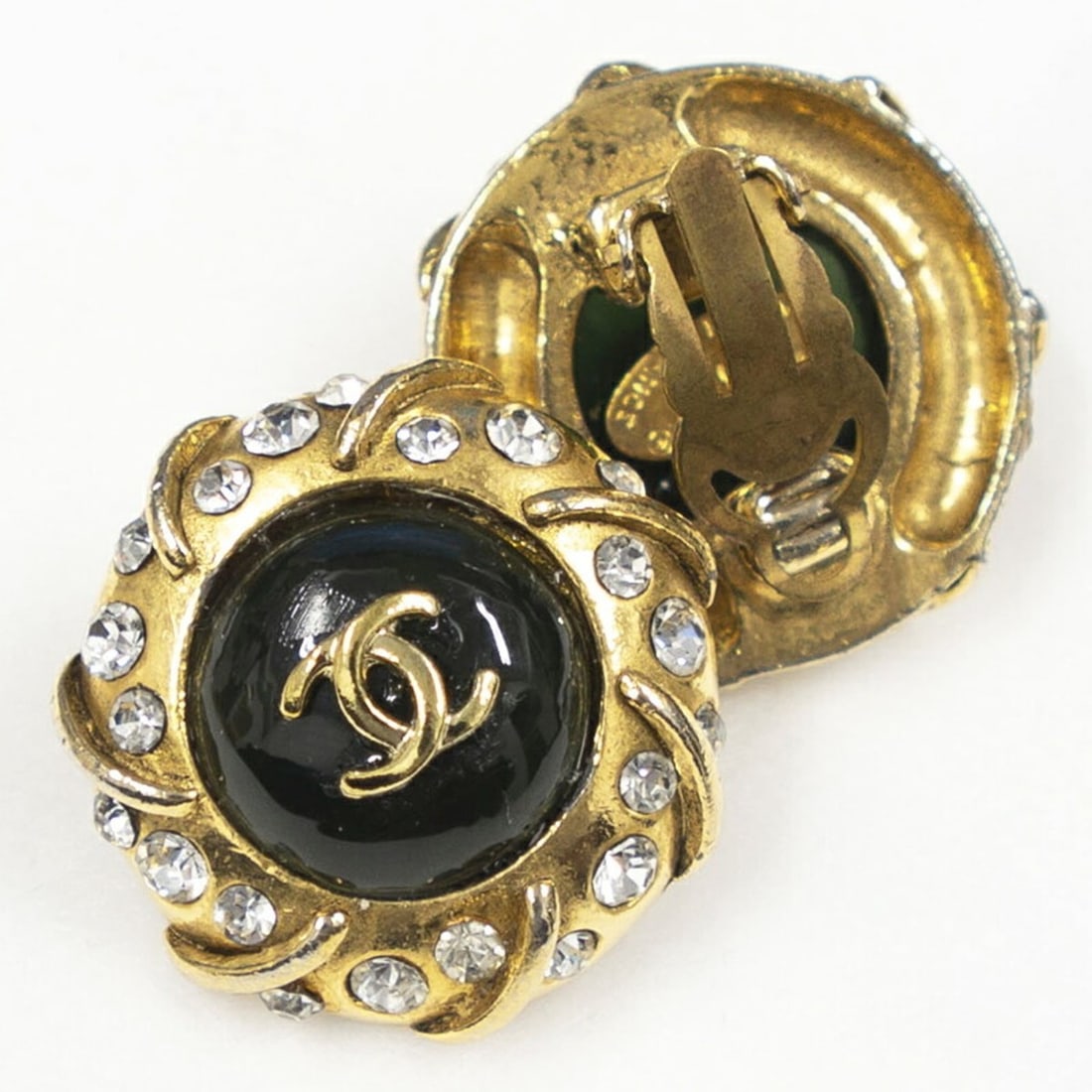 Chanel Coco Mark Earrings, Rhinestone, GP Gold, Green, Clear: --- Catalog ---Category: SizeSize (HxWxD): 30.00mm x 30.00mm x 20.00mm / 1.18'' x 1.18'' x 0.79''Category: DesignType: Clip earringsColor: Clear, Gold, GreenGender: WomenMaterial: Gold plating, Plasti