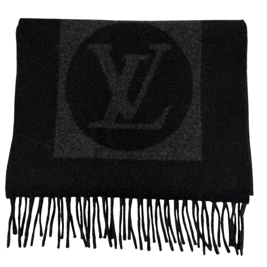 LOUIS VUITTON M70482 Echarpe Cardiff Wool Cashmere Stole Scarf Black Gray Made in Italy Authentic: --- Catalog ---Category: SizeSize (LxW): 1.8m x 29cm / 70.86'' x 11.41''Category: DesignType: StoleColor: Black, GrayGender: MenMaterial: Wool , Cashmere Category: GeneralMPN: M70482Brand: Louis Vuitt