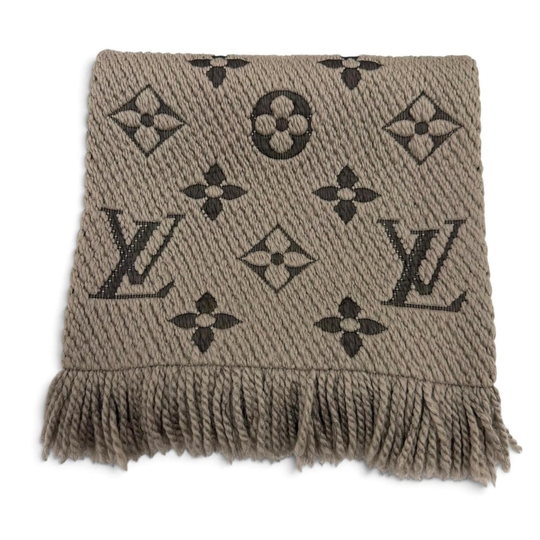 LOUIS VUITTON 413287 Echarpe Logomania Monogram Wool Silk Fringed Stole Scarf Greige Made in Italy: --- Catalog ---Category: SizeSize (LxW): 1.48m x 29cm / 58.26'' x 11.41''Category: DesignType: StoleGender: MenMaterial: Wool , Silk Category: GeneralMPN: 413287Brand: Louis VuittonCountry of Origin: 