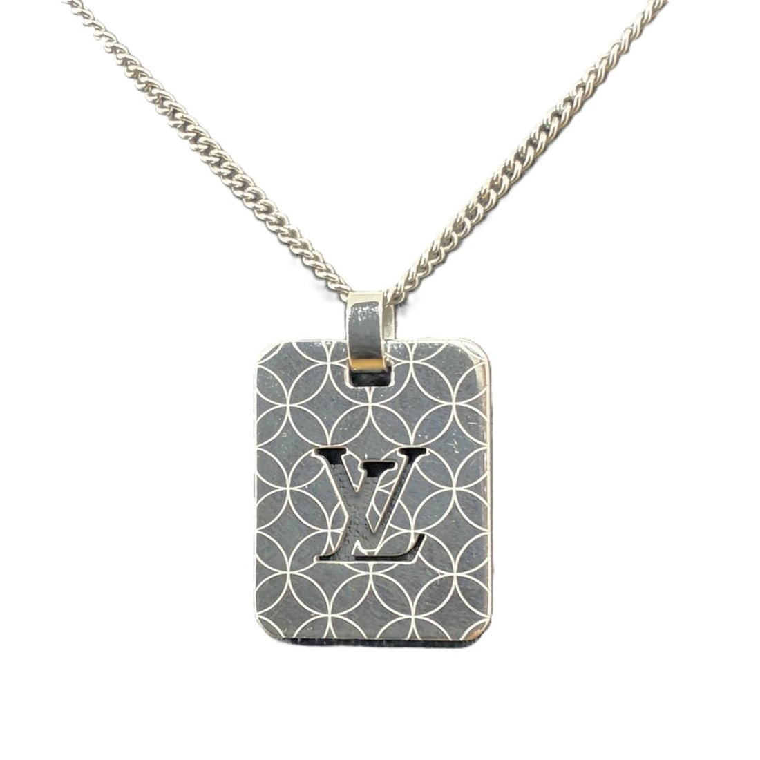 Louis Vuitton Champs-Élysées PM Pendant Necklace M65452: --- Catalog ---Category: SizePendant Size: 24mm x 20mm / 0.94'' x 0.78''Neck Circumference: 58 cm / 22.83''Category: DesignGender: WomenMaterial: Sterling silverNecklace Type: NecklaceCategory: Genera