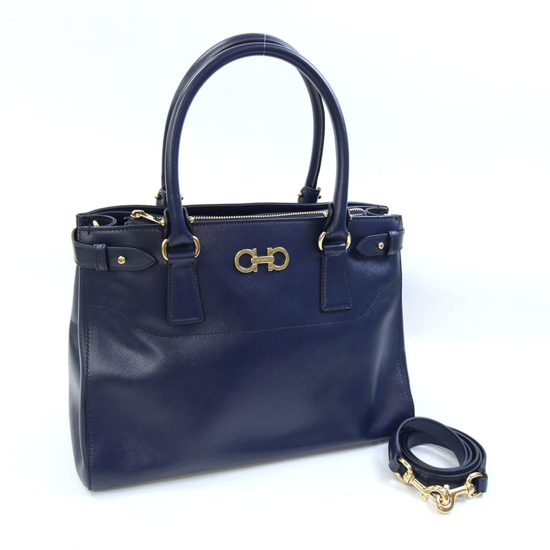 Salvatore Ferragamo Ferragamo Handbag 21 D940 Navy Leather Shoulder Bag for Women Salvatore: --- Catalog ---Category: SizeSize (HxWxD): 22cm x 31cm x 15cm / 8.66'' x 12.2'' x 5.9''Category: DesignType: Handbag, Shoulder bagColor: NavyGender: WomenMaterial: Leather Hardware Color: