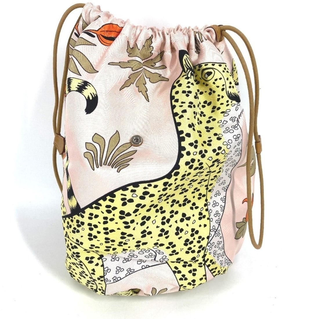 HERMES Hermes Multi Pouch Musardine Drawstring Leopard Print Handbag Silk Women's Pink Like New: --- Catalog ---Category: SizeSize (HxWxD): 28cm x 24.5cm / 11.02'' x 9.64''Category: DesignType: Handbag, PouchColor: PinkGender: WomenMaterial: Silk Category: GeneralBrand: HermesCountry of Origin: F