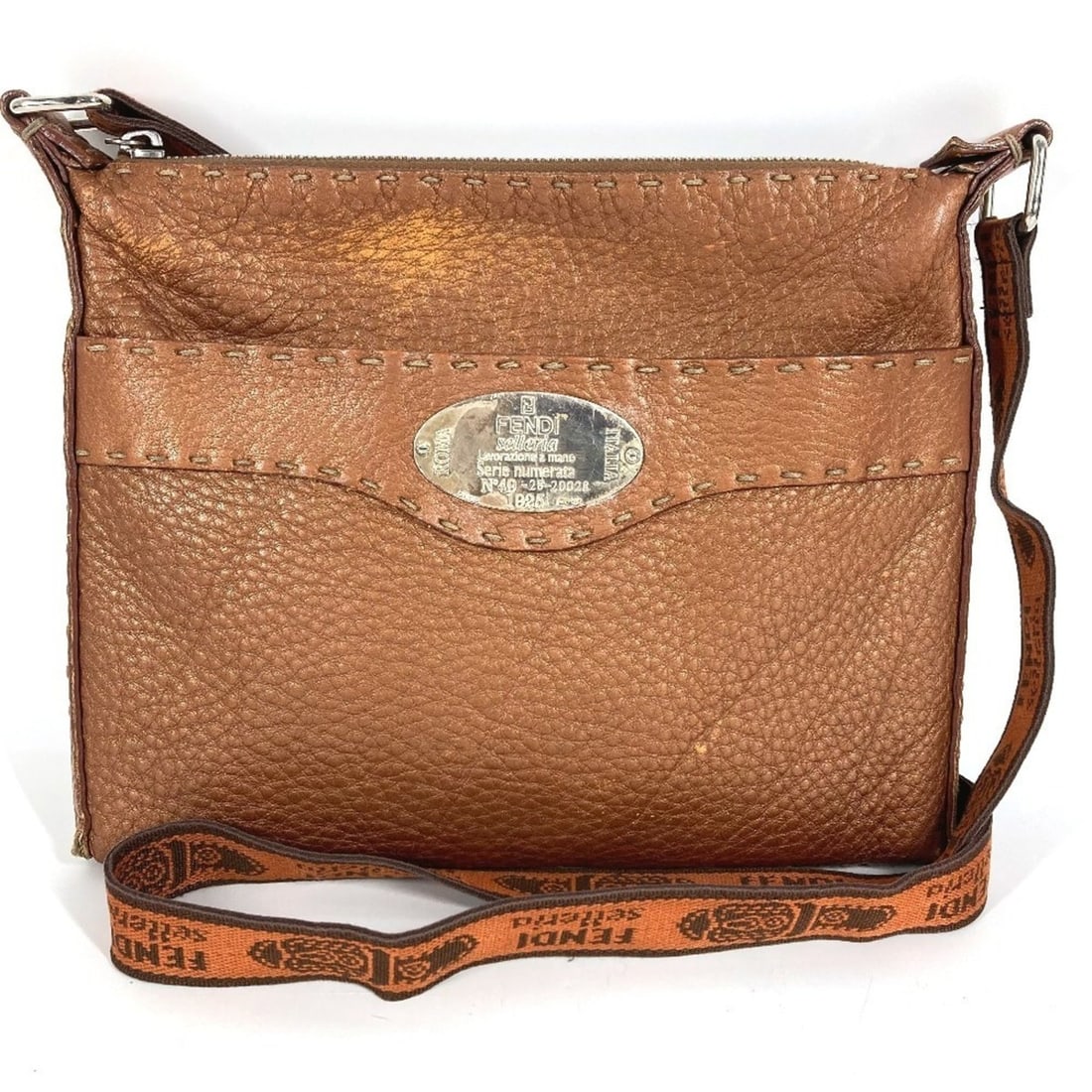 FENDI Selleria Logo Crossbody Pouch/Shoulder Bag, Leather, Brown, Men's/Women's: --- Catalog ---Category: SizeSize (HxWxD): 20.5cm x 25cm / 8.07'' x 9.84''Category: DesignType: Pochette, Shoulder bagColor: BrownGender: Men,Women,UnisexMaterial: Leather Category: GeneralLine: Selle