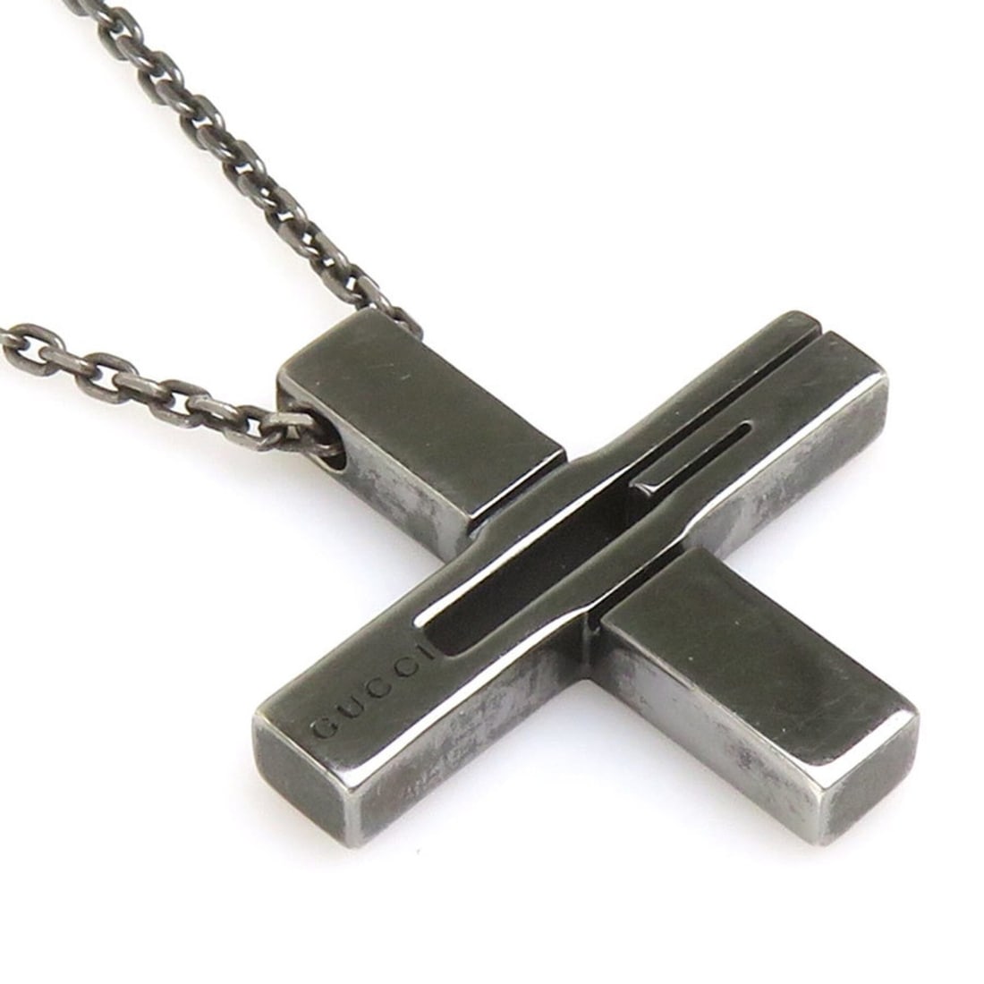 Gucci necklace, sterling silver 925, gunmetal, men's, h32427a: --- Catalog ---Category: SizePendant Size: 24mm x 24mm / 0.94'' x 0.94''Neck Circumference: 56 cm / 22.04''Category: DesignColor: GunmetalGender: MenMaterial: Silver 925Necklace Type: NecklaceCategory