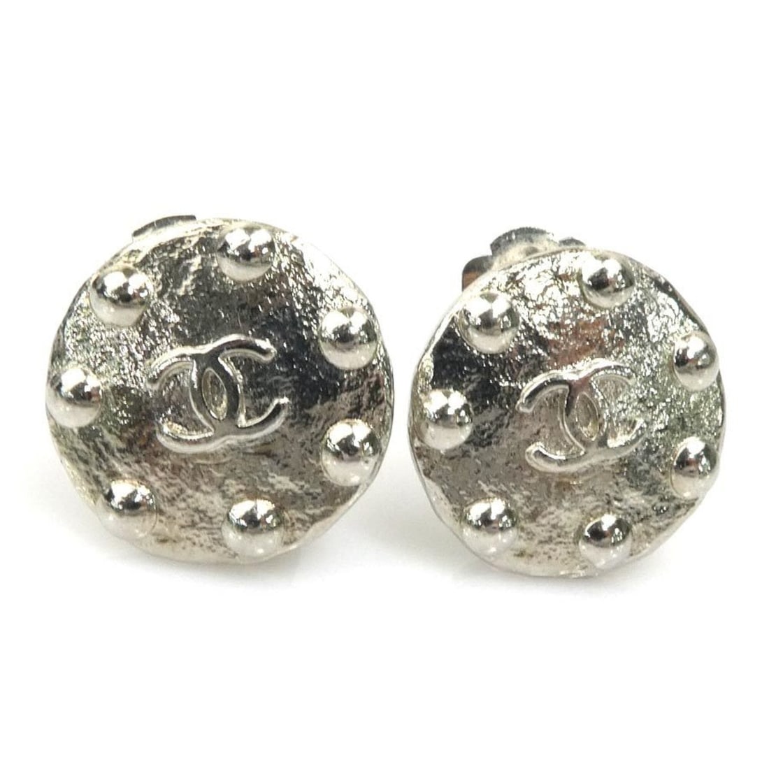 Chanel earrings, Coco Mark design, metal, silver, women's, e62151i: --- Catalog ---Category: SizeSize (HxWxD): 20.00mm x 20.00mm / 0.79'' x 0.79''Category: DesignType: Clip earringsColor: SilverGender: WomenMaterial: MetalCategory: GeneralBrand: ChanelCountry of Origi