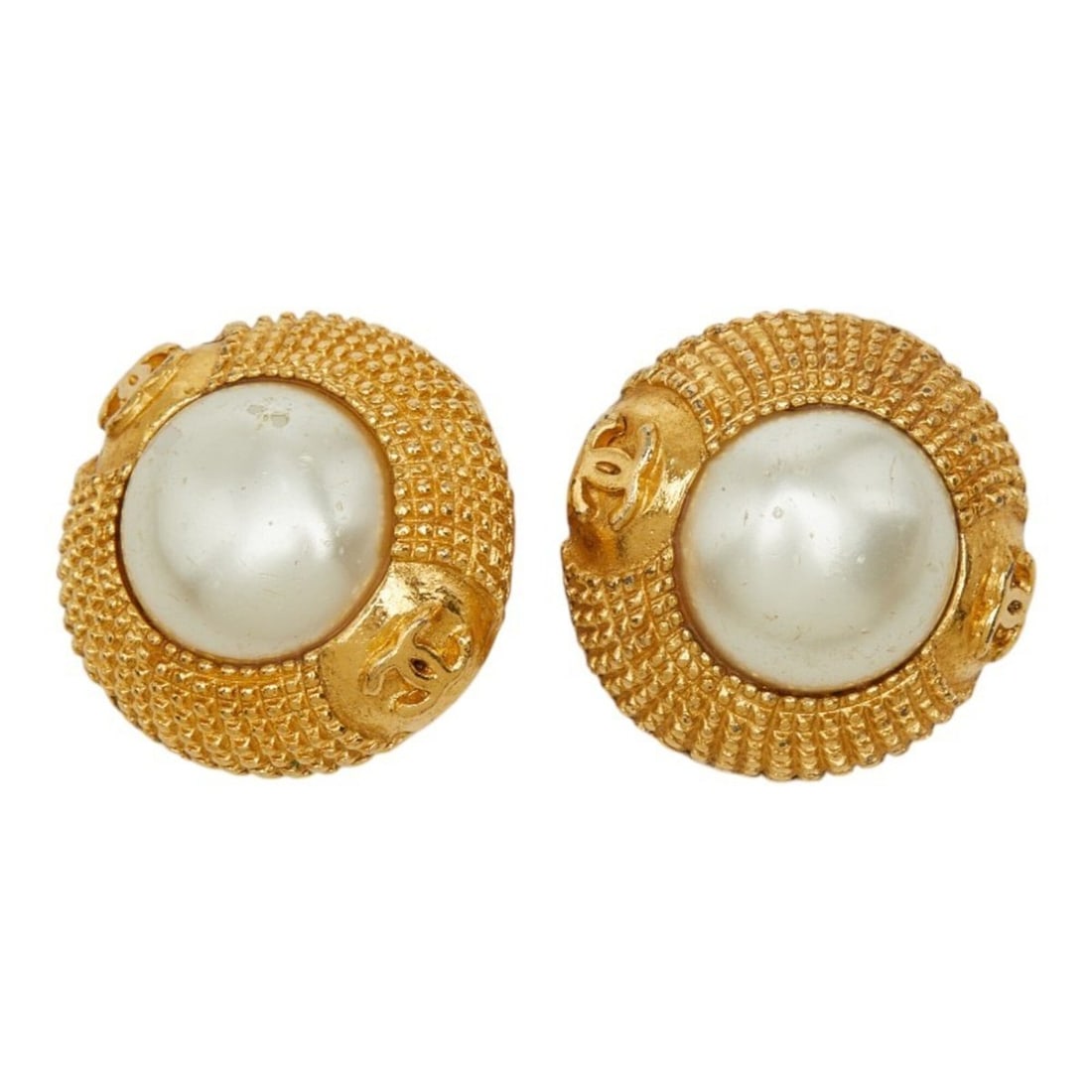 Chanel Coco Mark Round Earrings, Gold Plated, Faux Pearl, Women's CHANEL: --- Catalog ---Category: SizeSize (HxWxD): 22.50mm x 22.50mm / 0.89'' x 0.89''Category: DesignType: Clip earringsColor: GoldGender: WomenMaterial: Artificial pearl, Gold platingCategory: GeneralBrand: