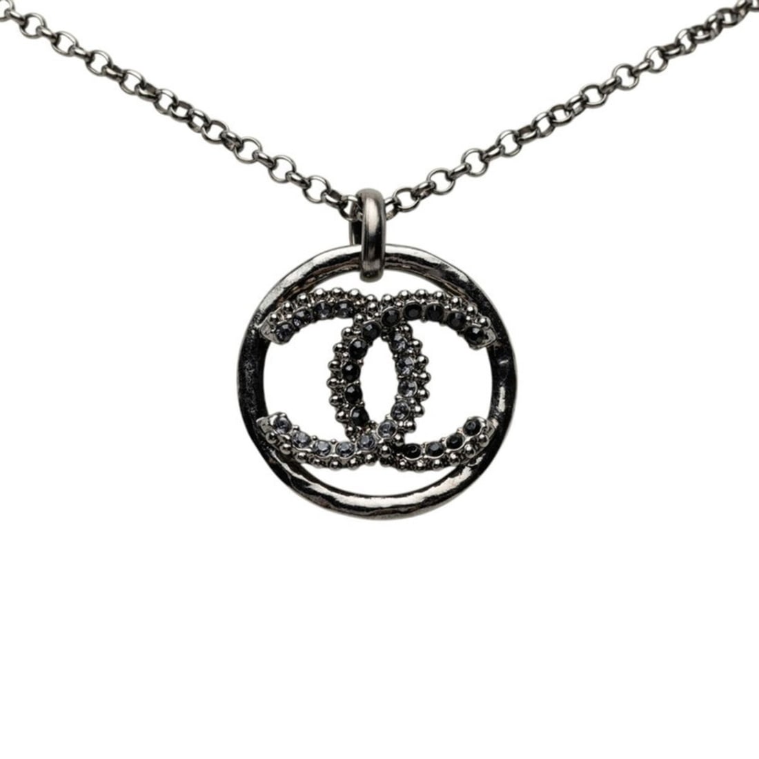 Chanel Coco Mark Pendant Necklace A19P Black Rhinestone Gunmetal Women's CHANEL: --- Catalog ---Category: SizePendant Size: 28.3mm x 24.2mm / 1.11'' x 0.95''Neck Circumference: 61 cm / 24.01''Category: DesignColor: BlackGender: WomenMaterial: Metal, RhinestonePendant Type: Pendant