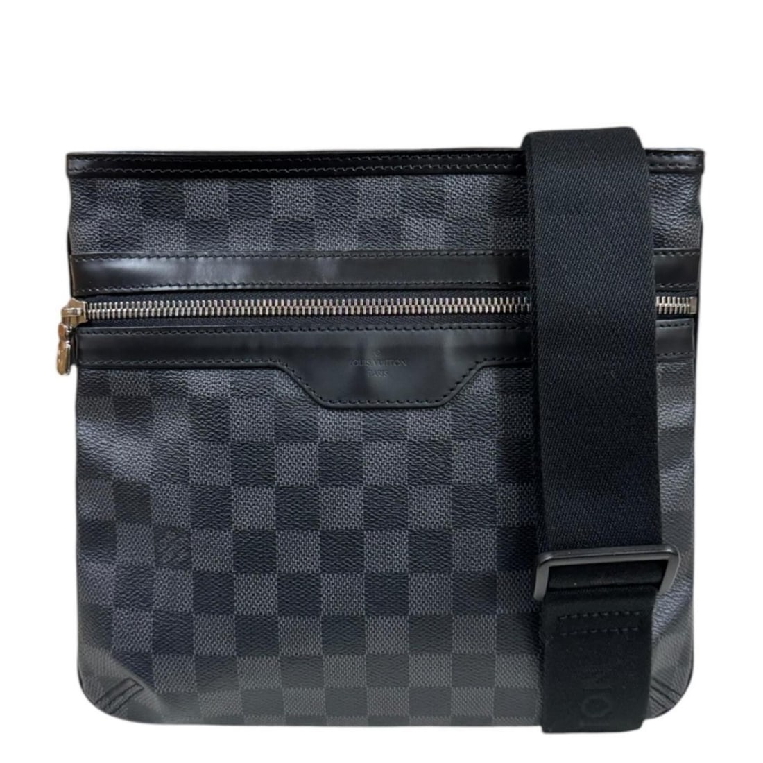 Louis Vuitton Thomas Damier Graphite Shoulder Bag, Canvas N58028, Black, Men's, LOUIS VUITTON, Used: --- Catalog ---Category: SizeWeight: 420g / 14.81oz.Size (HxWxD): 23cm x 25cm x 3cm / 9.05'' x 9.84'' x 1.18''Strap Length: 101cm - 155cm / 39.76'' - 61.02''Category: DesignType: Shoulder bagColor: Bl