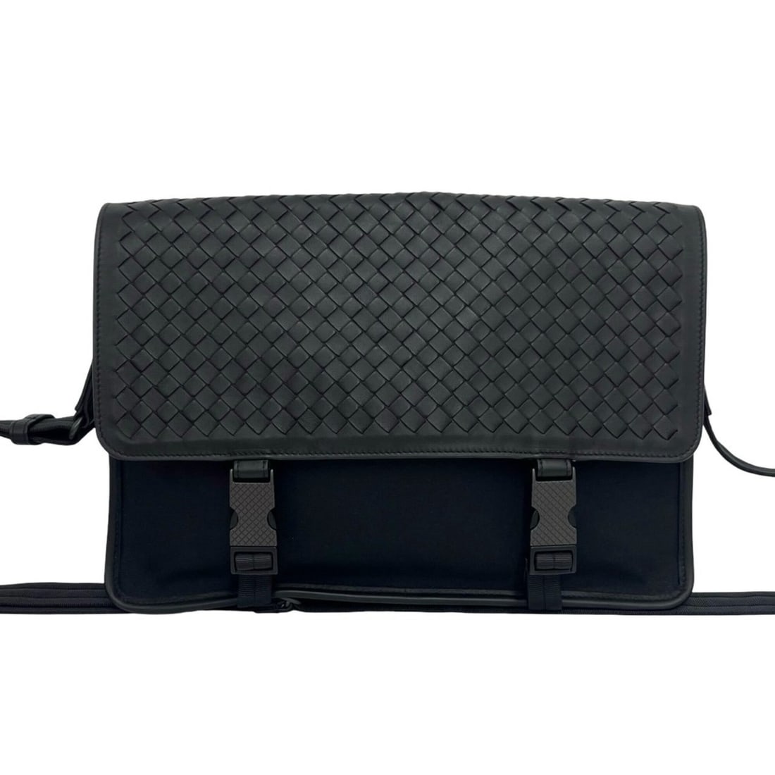 BOTTEGA VENETA Intrecciato Leather Nylon Shoulder Bag Business Black o6064: --- Catalog ---Category: SizeSize (HxWxD): 26.5cm x 35.5cm x 9cm / 10.43'' x 13.97'' x 3.54''Category: DesignType: Shoulder bagColor: BlackGender: WomenMaterial: Leather , Nylon Category: GeneralBrand