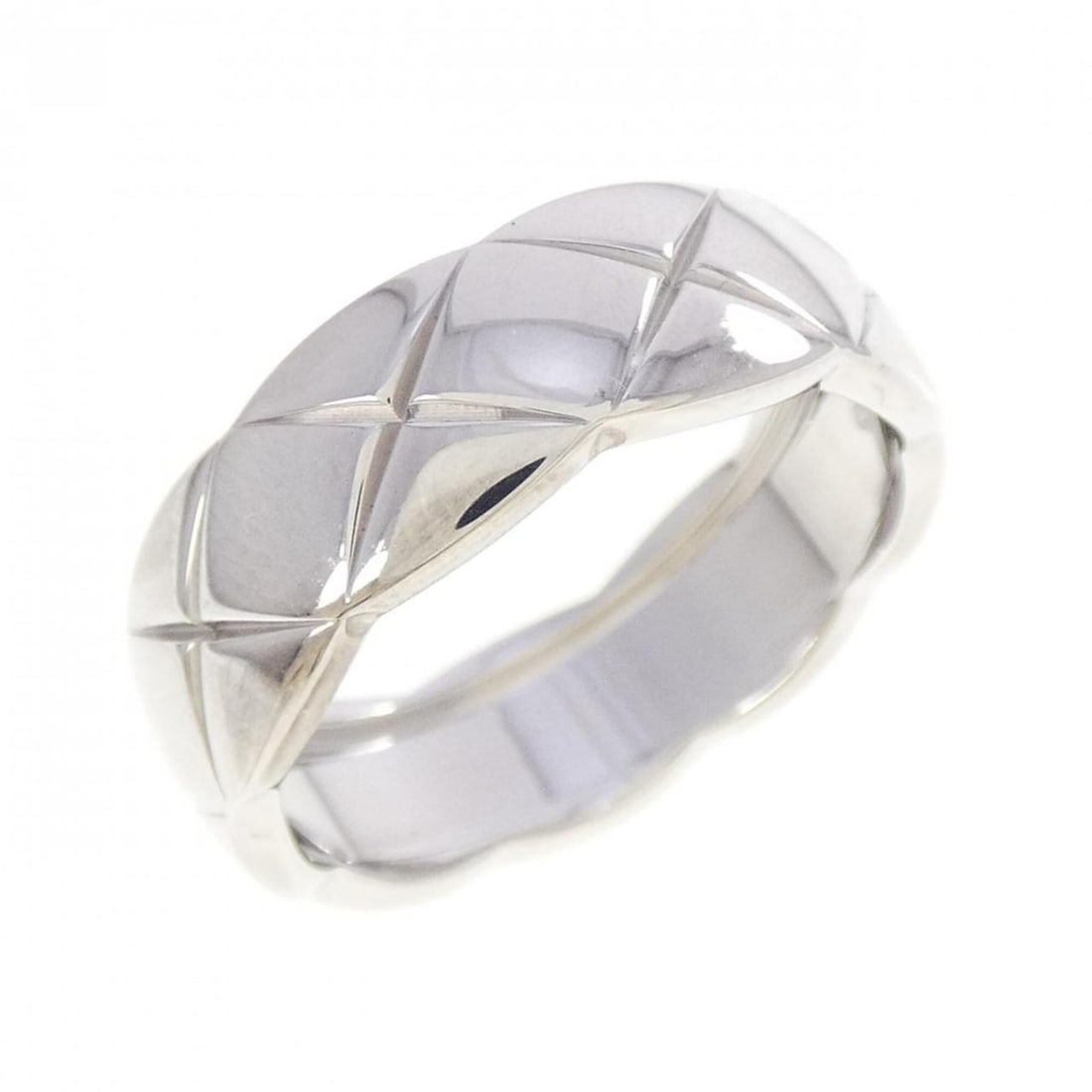 Chanel Coco Crush Medium Ring: --- Catalog ---Category: SizeJP Size: 16US Size: 8Category: DesignType: Band ringGender: Women,MenMaterial: White gold (18K)Category: GeneralMPN: J10570Brand: Chanel--- Item List ---Section: Condition