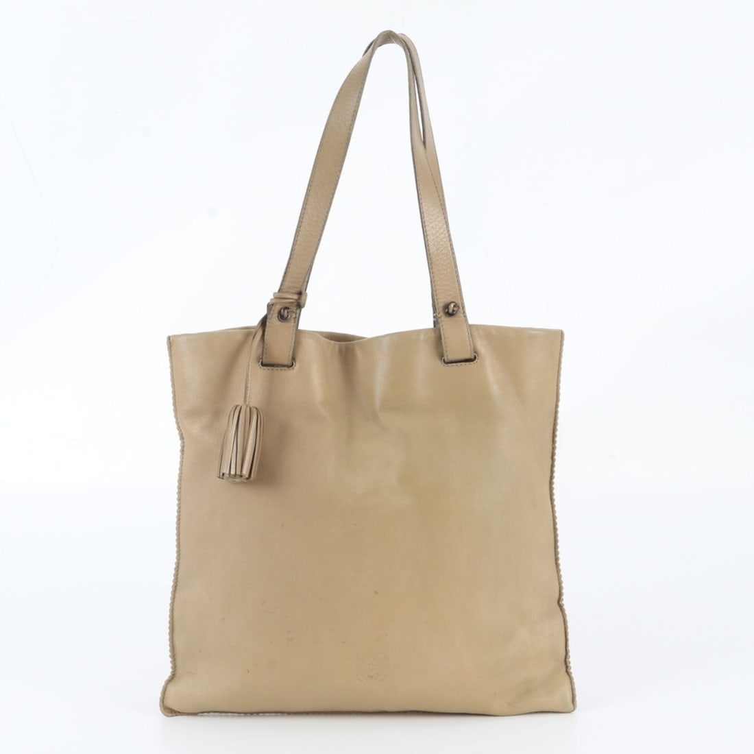 Loewe Anagram Tassel Nappa Leather Tote Bag Shoulder Handbag for Women: --- Catalog ---Category: SizeSize (HxWxD): 31cm x 31cm x 4cm / 12.2'' x 12.2'' x 1.57''Category: DesignType: Handbag, Shoulder bag, Tote bagColor: BrownGender: WomenMaterial: Leather Category: General