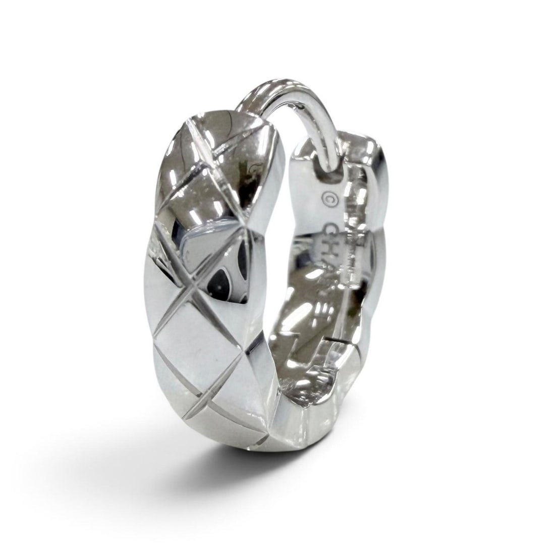 CHANEL J12687 Coco Crush Collection Single Mini Hoop Earrings AU750 (WG) White Gold, Weight 1.72g,: --- Catalog ---Category: SizeSize (HxWxD): 10.00mm x 3.00mm / 0.39'' x 0.12''Category: DesignType: Stud earringsColor: White goldGender: WomenMaterial: White gold (18K)Category: GeneralMPN: J12687Bran