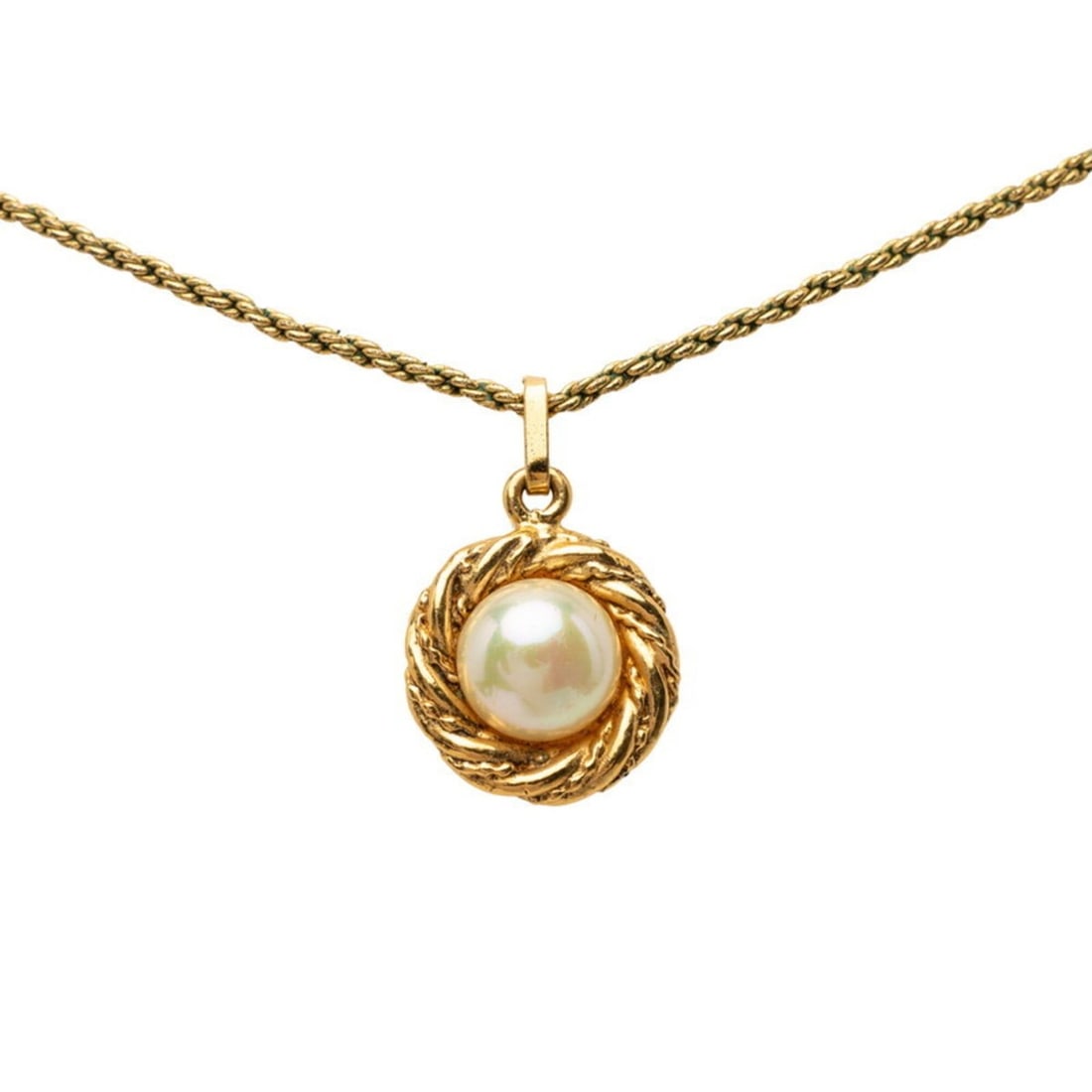 Chanel pendant necklace, gold plated, faux pearl, women's.: --- Catalog ---Category: SizePendant Size: 22.3mm x 14.3mm / 0.87'' x 0.56''Neck Circumference: 38 cm / 14.96''Category: DesignColor: GoldGender: WomenMaterial: Artificial pearl, Gold platingPendant T