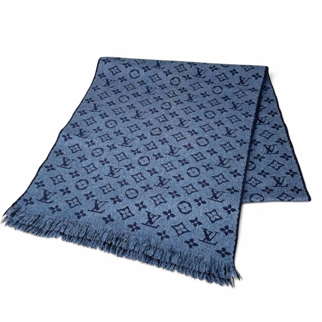 LOUIS VUITTON M78525 Echarpe Monogram Classic 100% Wool Stole Scarf Blue Marine Made in Italy: --- Catalog ---Category: SizeSize (LxW): 1.74m x 38cm / 68.5'' x 14.96''Category: DesignType: StoleColor: BlueGender: MenMaterial: Wool Category: GeneralMPN: M78525Brand: Louis VuittonCountry of Origi
