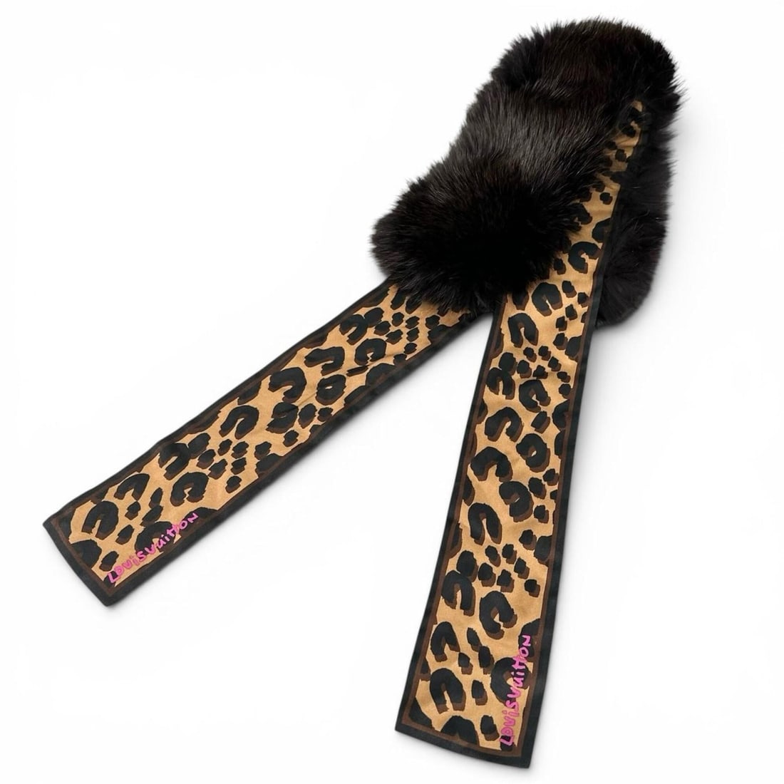 LOUIS VUITTON 403474 Band Fleur Leopard Fox Fur Tippet Silk Scarf/Muffler Multicolor Made in Italy: --- Catalog ---Category: SizeSize (LxW): 1.17m x 8cm / 46.06'' x 3.14''Category: DesignType: TippetColor: Multi-colorGender: WomenMaterial: Fur , Silk Leather/Fur Type: Fox furCategory: GeneralMPN: 40