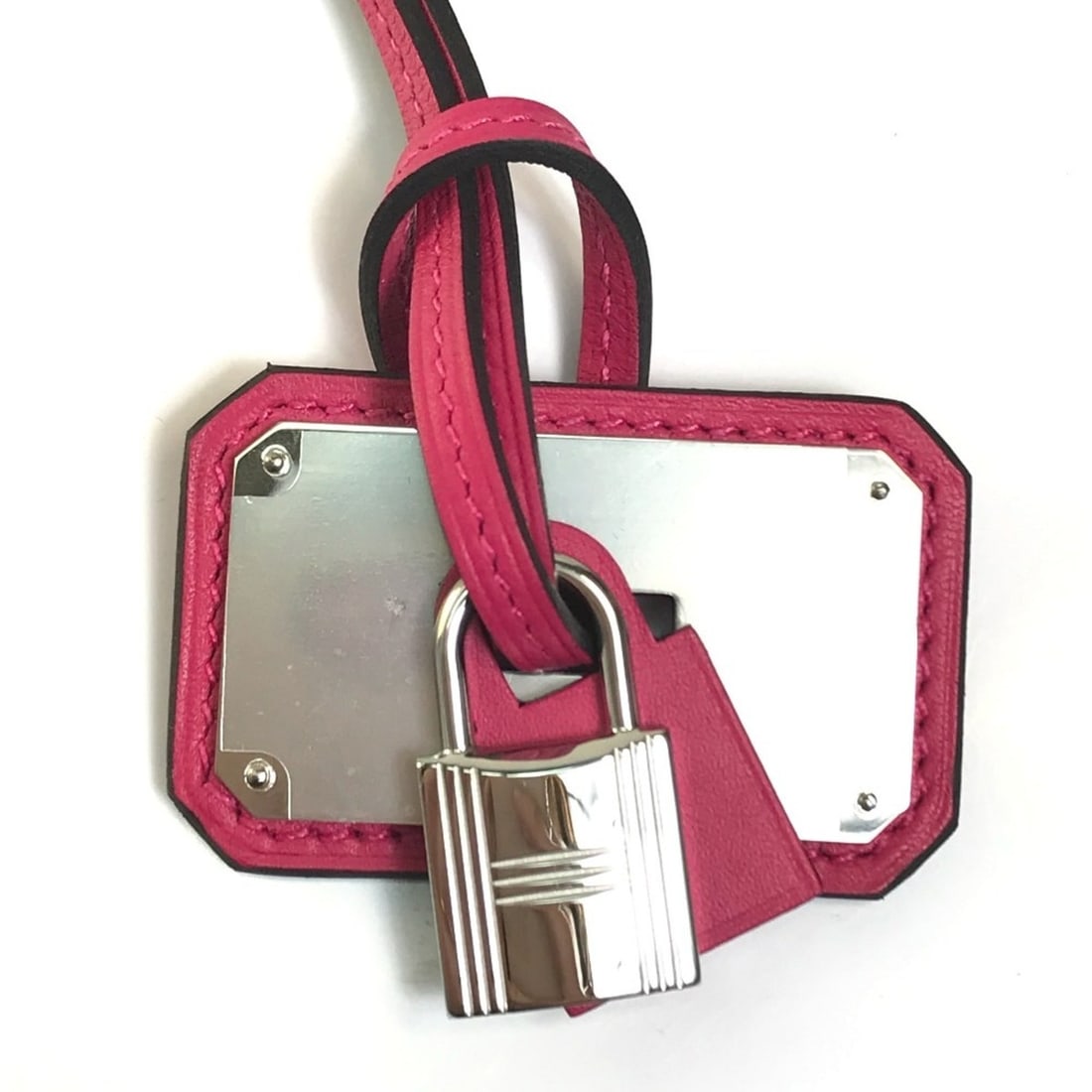 HERMES O'Kelly GM Pendant Necklace Swift Leather Women's Pink G-220125-25: --- Catalog ---Category: SizePendant Size: 52mm x 35mm / 2.04'' x 1.37''Neck Circumference: 50 cm / 19.68''Category: DesignColor: Pink, SilverGender: WomenMaterial: Swift leatherNecklace Type: