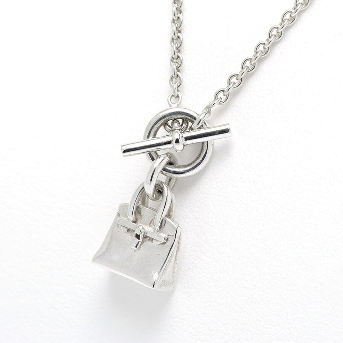 Hermes Amulette Birkin Necklace, Sterling Silver (925), 39.5 cm: --- Catalog ---Category: SizePendant Size: 16mm x 12mm / 0.62'' x 0.47''Neck Circumference: 39.5 cm / 15.55''Category: DesignGender: WomenMaterial: Silver 925Necklace Type: NecklaceCategory: GeneralBr
