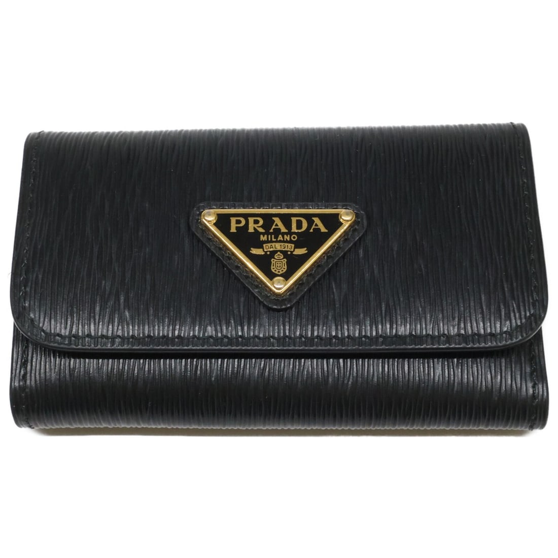 PRADA 1PG222 Saffiano Metal Leather Key Case Black Men's: --- Catalog ---Category: DesignType: KeycaseColor: BlackGender: MenMaterial: Leather Leather/Fur Type: Saffiano leatherCategory: GeneralBrand: PradaCategory: Physical PropertiesSize (HxWxD): 6.5cm x 1