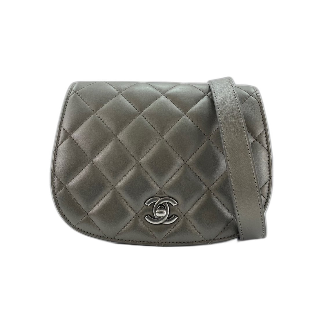 Chanel Matelassé Shoulder Bag, Gold: --- Catalog ---Category: SizeSize (HxWxD): 14cm x 18cm x 5cm / 5.51'' x 7.08'' x 1.96''Strap Length: 103cm - 114cm / 40.55'' - 44.88''Category: DesignType: Shoulder bagColor: GoldGender: WomenCategory