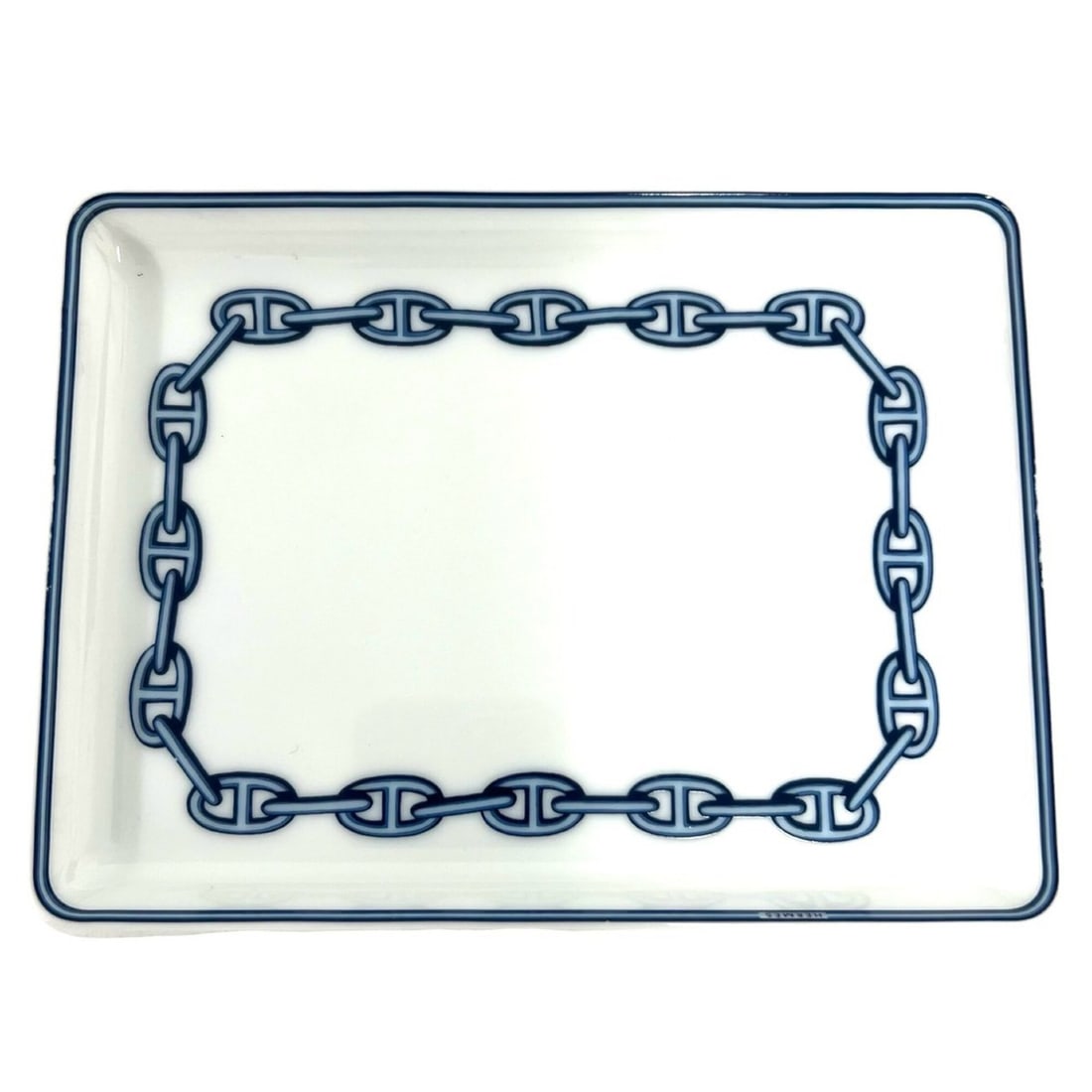 HERMES Chaine d'Ancre pattern plate, square ceramic dish, trinket box, white and blue, 47519: --- Catalog ---Category: DesignType: OthersColor: Blue, WhiteGender: WomenCategory: GeneralBrand: HermesCategory: Physical PropertiesSize (HxWxD): 12cm x 16cm x 1.5cm / 4.72'' x 6.29'' x 0.59''--- Ite