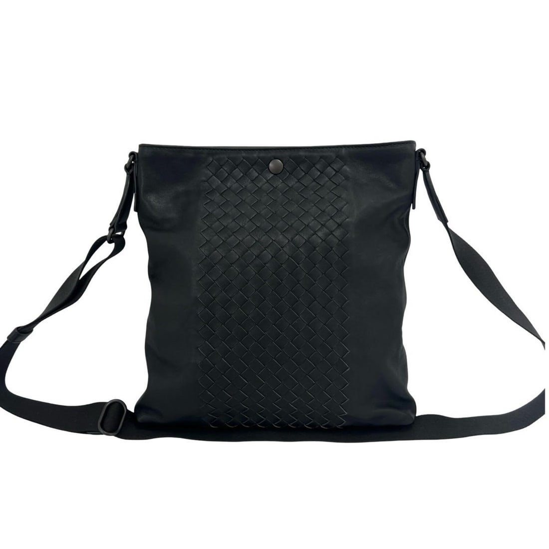 BOTTEGA VENETA Intrecciato Leather Shoulder Bag Crossbody Black 63-10: --- Catalog ---Category: SizeSize (HxWxD): 28cm x 26cm x 3.5cm / 11.02'' x 10.23'' x 1.37''Category: DesignType: Crossbody bag, Shoulder bagColor: BlackGender: WomenMaterial: Leather Category: General