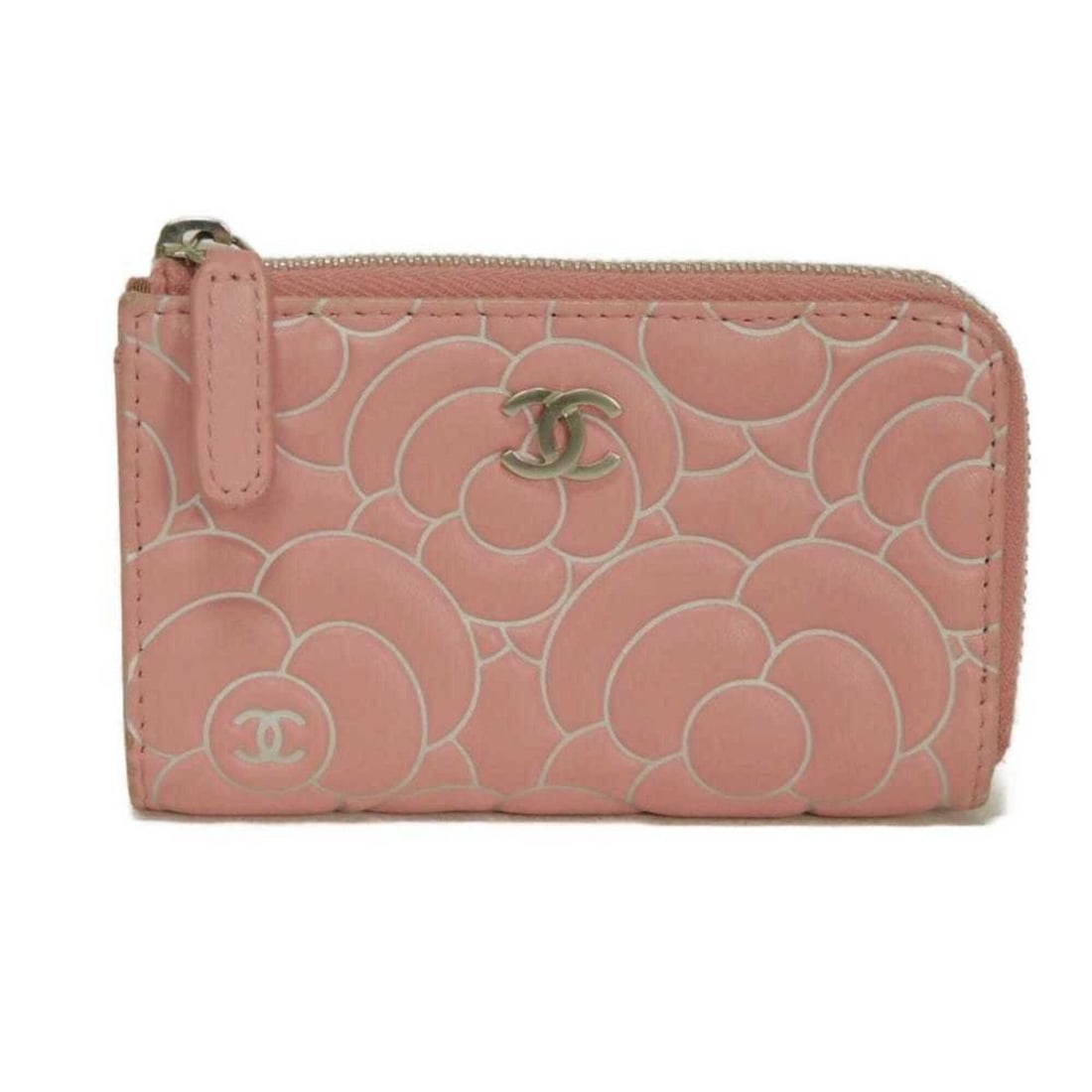 Chanel coin case, Camellia design, L-shaped purse, flower embossed calf leather, CC mark, key ring,: --- Catalog ---Category: SizeWeight: 60g / 2.11oz.Size (HxWxD): 7.5cm x 11.5cm x 2cm / 2.95'' x 4.52'' x 0.78''Strap / Chain Length: 13cm / 5.11''Category: DesignType: Coin purse/coin caseColor: PinkG