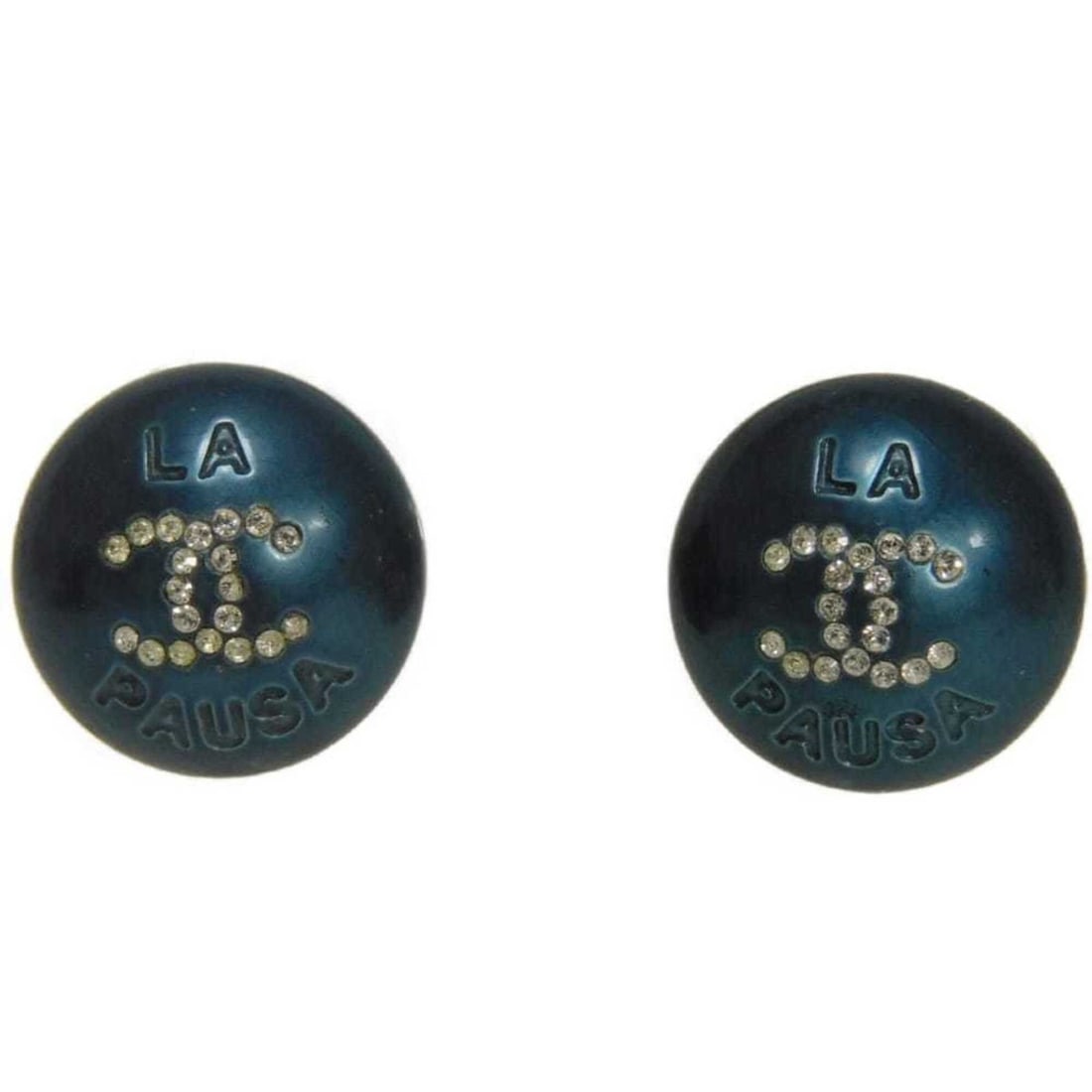 Chanel La Pausa Coco Mark Round Crystal Rhinestone Stud Earrings A19C CC Costume Pearl Metallic Blue: --- Catalog ---Category: SizeWeight: 7g / 0.24oz.Size (HxWxD): 16.00mm x 16.00mm / 0.63'' x 0.63''Category: DesignType: Stud earringsColor: Metallic blueStone: Crystal, PearlGender: WomenCategory: Gen