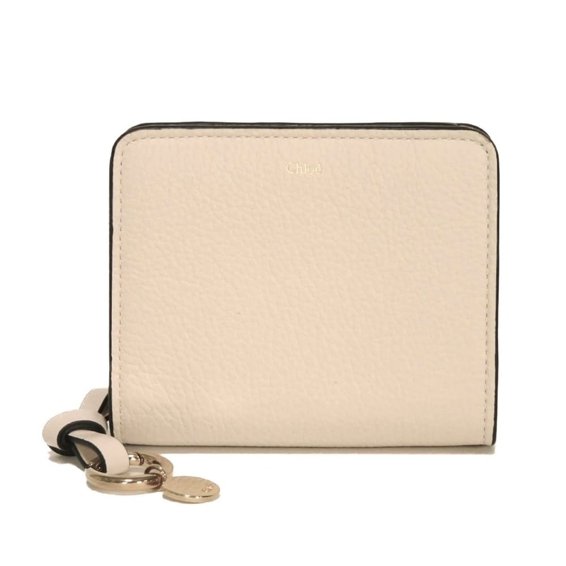 Chloé Chloe bifold wallet with alphabet small charm, calfskin, pastel logo, nude, CHC22WP764 F57: --- Catalog ---Category: SizeSize (HxWxD): 9.5cm x 11cm / 3.74'' x 4.33''Category: DesignType: Wallet (bi-fold)Color: WhiteGender: WomenMaterial: Leather Leather/Fur Type: CalfskinCategory: GeneralBra