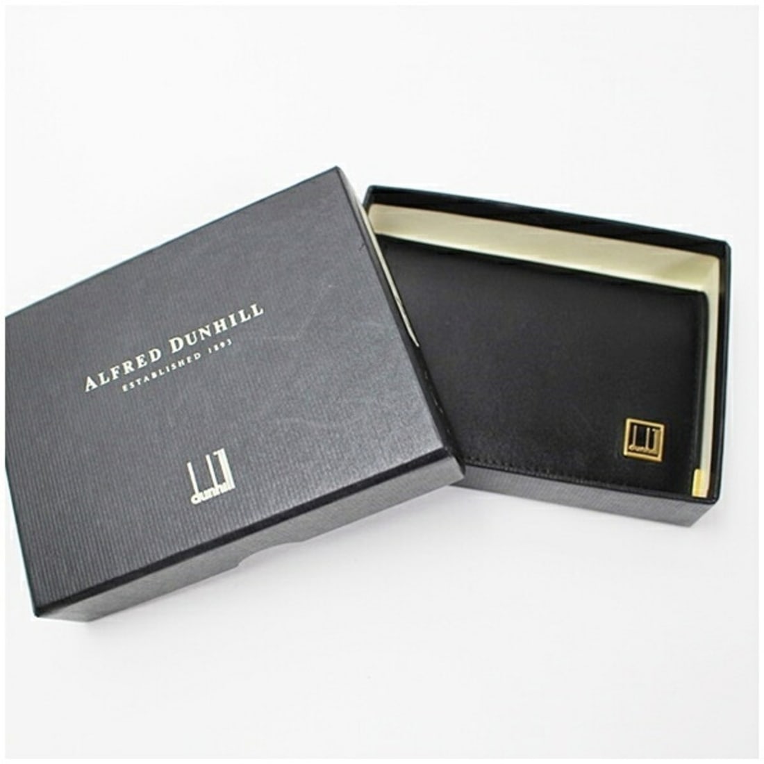 Dunhill business card holder, leather, black, men's case.: --- Catalog ---Category: DesignType: Business card caseColor: BlackGender: MenMaterial: Leather Category: GeneralBrand: DunhillCategory: Physical PropertiesSize (HxWxD): 7.5cm x 11cm x 1cm / 2.95'' x 