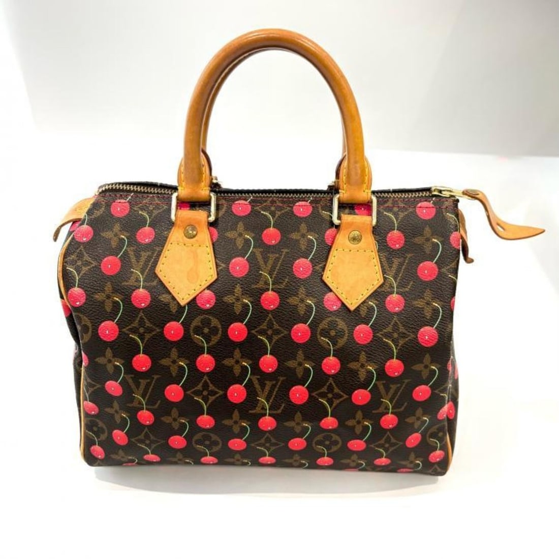 LOUIS VUITTON LV x TM Takashi Murakami Collaboration Monogram Cherry Speedy 25 Handbag: --- Catalog ---Category: SizeSize (HxWxD): 18cm x 25cm x 15cm / 7.08'' x 9.84'' x 5.9''Category: DesignType: HandbagColor: BrownGender: WomenMaterial: Monogram Category: GeneralMPN: M95009Brand: Louis