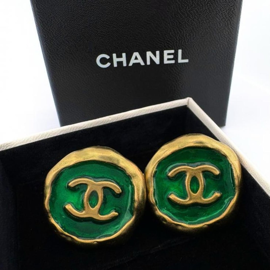 Chanel 95P Gripoix Coco Mark Earrings, Green Gold Color: --- Catalog ---Category: SizeSize (HxWxD): 26.00mm x 26.00mm / 1.02'' x 1.02''Category: DesignType: Clip earringsColor: Gold, GreenGender: WomenMaterial: Glass, Gold platingCategory: GeneralMPN: 95PBr