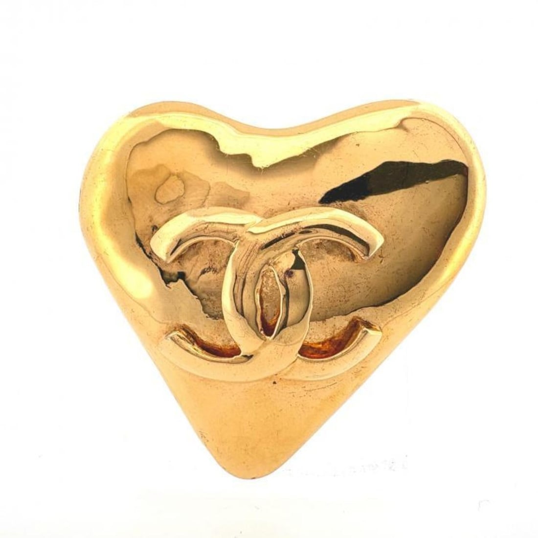 Chanel 93P Coco Mark Heart Pin Brooch, Gold Color: --- Catalog ---Category: SizeSize (HxWxD): 5.2cm x 5.3cm / 2.04'' x 2.08''Category: DesignType: Pin broochColor: GoldGender: WomenMaterial: Gold platingCategory: GeneralMPN: 93PBrand: Chanel--- Item L
