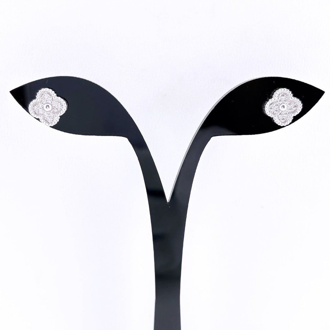 Van Cleef & Arpels Sweet Alhambra Diamond Earrings (750 Diamond) for Women: --- Catalog ---Category: SizeSize (HxWxD): 9.30mm x 9.30mm / 0.37'' x 0.37''Category: DesignType: Stud earringsStone: DiamondGender: WomenCategory: GeneralMPN: VCARO85500Brand: Van Cleef & Arpels--- I