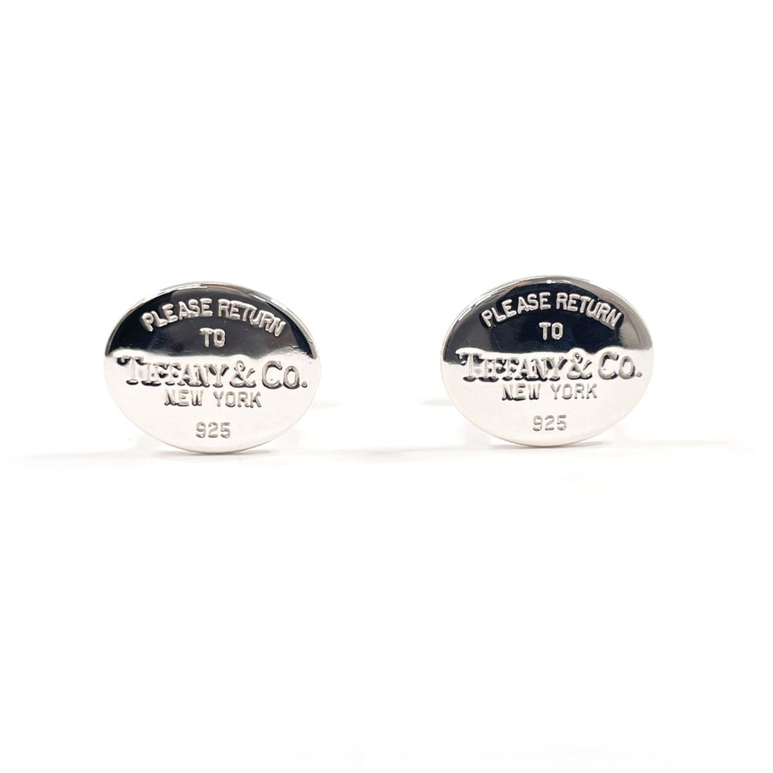 TIFFANY&Co. Tiffany & Co. Return to Oval Cufflinks, Sterling Silver 925, Silver, Men's: --- Catalog ---Category: SizeSize (HxWxD): 15.70mm x 19.50mm / 0.62'' x 0.77''Category: DesignType: CufflinksColor: SilverGender: MenMaterial: Silver 925Category: GeneralBrand: Tiffany--- Item List --