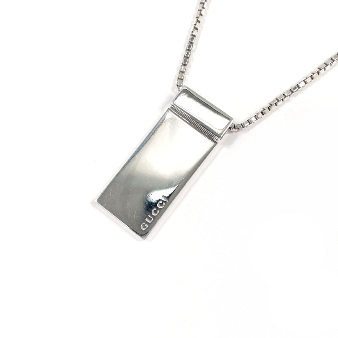 GUCCI Plate Necklace, Sterling Silver 925, Unisex: --- Catalog ---Category: SizePendant Size: 35.7mm x 15mm / 1.4'' x 0.59''Neck Circumference: 55.5 cm / 21.85''Category: DesignColor: SilverGender: Women,MenMaterial: Silver 925Necklace Type: NecklaceC