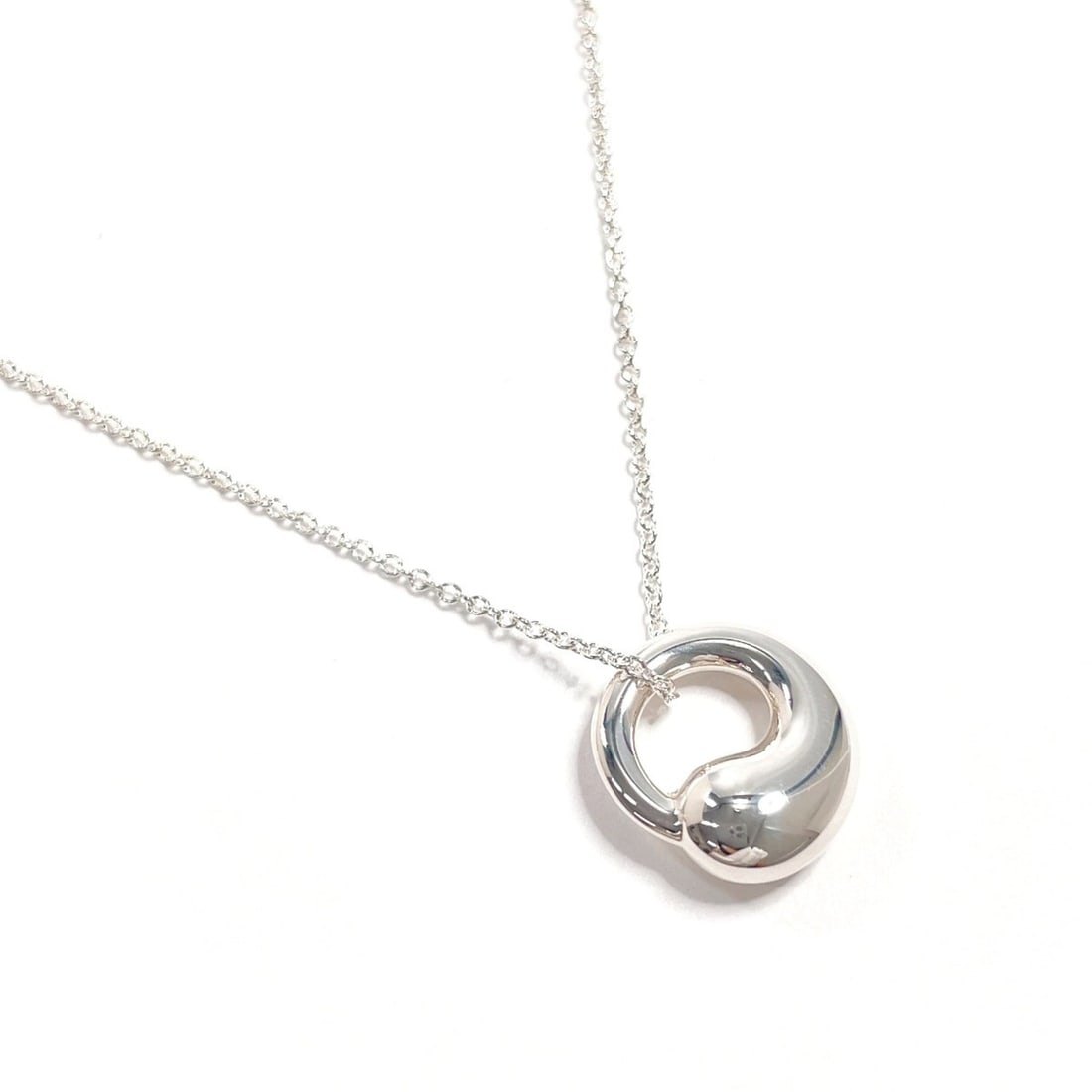 TIFFANY&Co. Tiffany Eternal Circle Elsa Peretti Necklace, Sterling Silver 925, Women's: --- Catalog ---Category: SizePendant Size: 13mm x 12mm / 0.51'' x 0.47''Neck Circumference: 41 cm / 16.14''Category: DesignColor: SilverGender: WomenMaterial: Silver 925Necklace Type: NecklaceCategory
