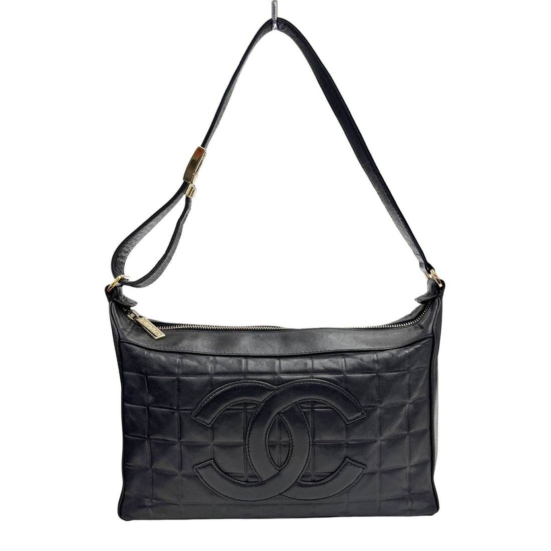CHANEL Chocolate Bar Bag, Black, Series 6, Leather, Women's: --- Catalog ---Category: SizeSize (HxWxD): 18cm x 27cm x 8cm / 7.08'' x 10.62'' x 3.14''Strap Length: 62cm / 24.4''Category: DesignType: Shoulder bagColor: BlackGender: WomenMaterial: Leather