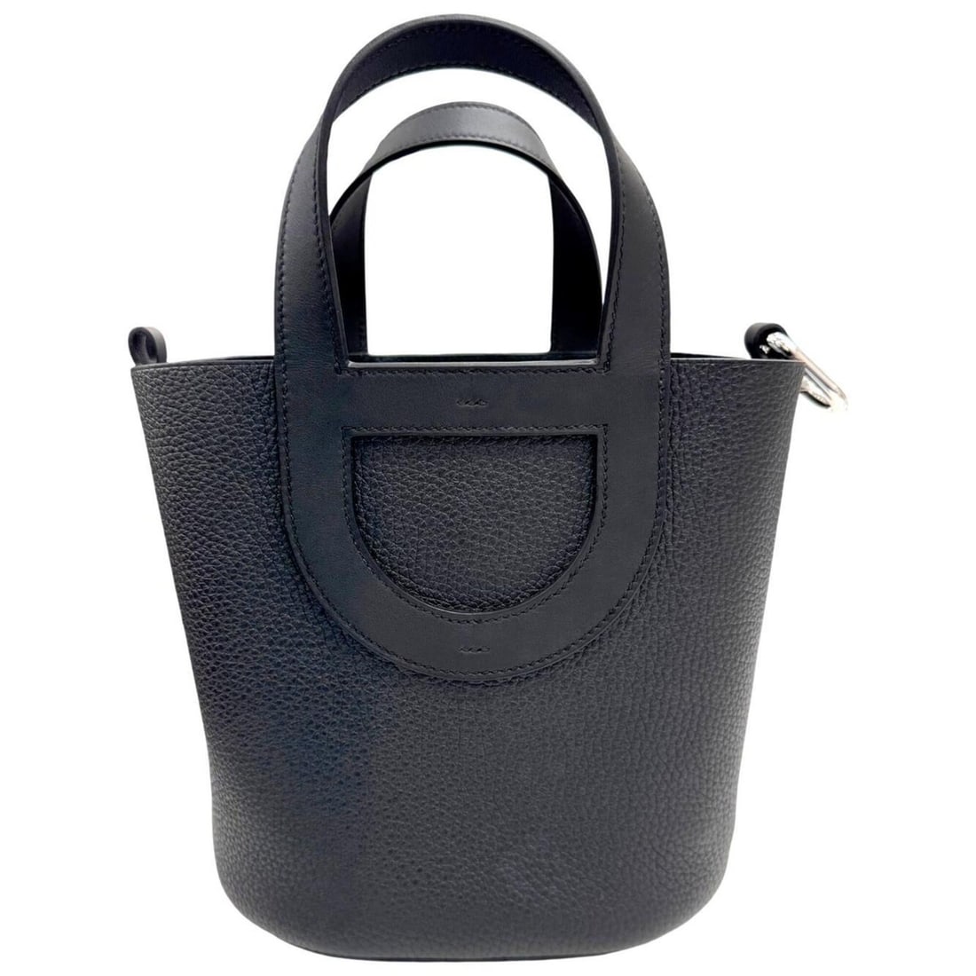 HERMES In the Loop 18 Taurillon Clemence Black G Stamp 2026 Women's Handbag: --- Catalog ---Category: SizeSize (HxWxD): 20cm x 17.5cm x 12cm / 7.87'' x 6.88'' x 4.72''Category: DesignType: HandbagColor: BlackGender: WomenMaterial: Taurillon clemence leather , Swift leather