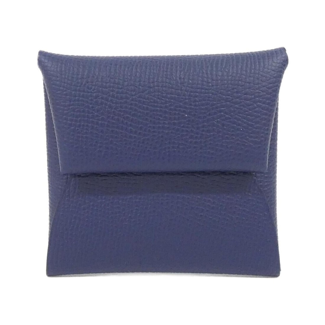 Hermes Bastia 041054CK Wallet/Coin Case: --- Catalog ---Category: SizeSize (HxWxD): 8cm x 8.5cm x 1cm / 3.14'' x 3.34'' x 0.39''Category: DesignType: Coin purse/coin caseColor: Blue, NavyGender: Men,WomenMaterial: Epsom leather Category: