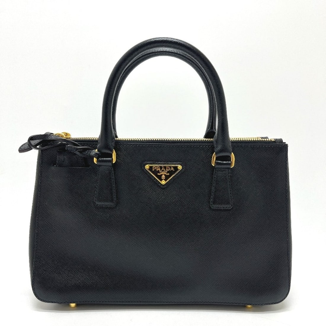 PRADA BN1291 Galleria Small Handbag, Saffiano Leather, Women's, Black: --- Catalog ---Category: SizeSize (HxWxD): 17cm x 27cm x 9cm / 6.69'' x 10.62'' x 3.54''Handle Length: 30cm / 11.81''Category: DesignType: HandbagColor: BlackGender: WomenMaterial: Leather Leather/Fur