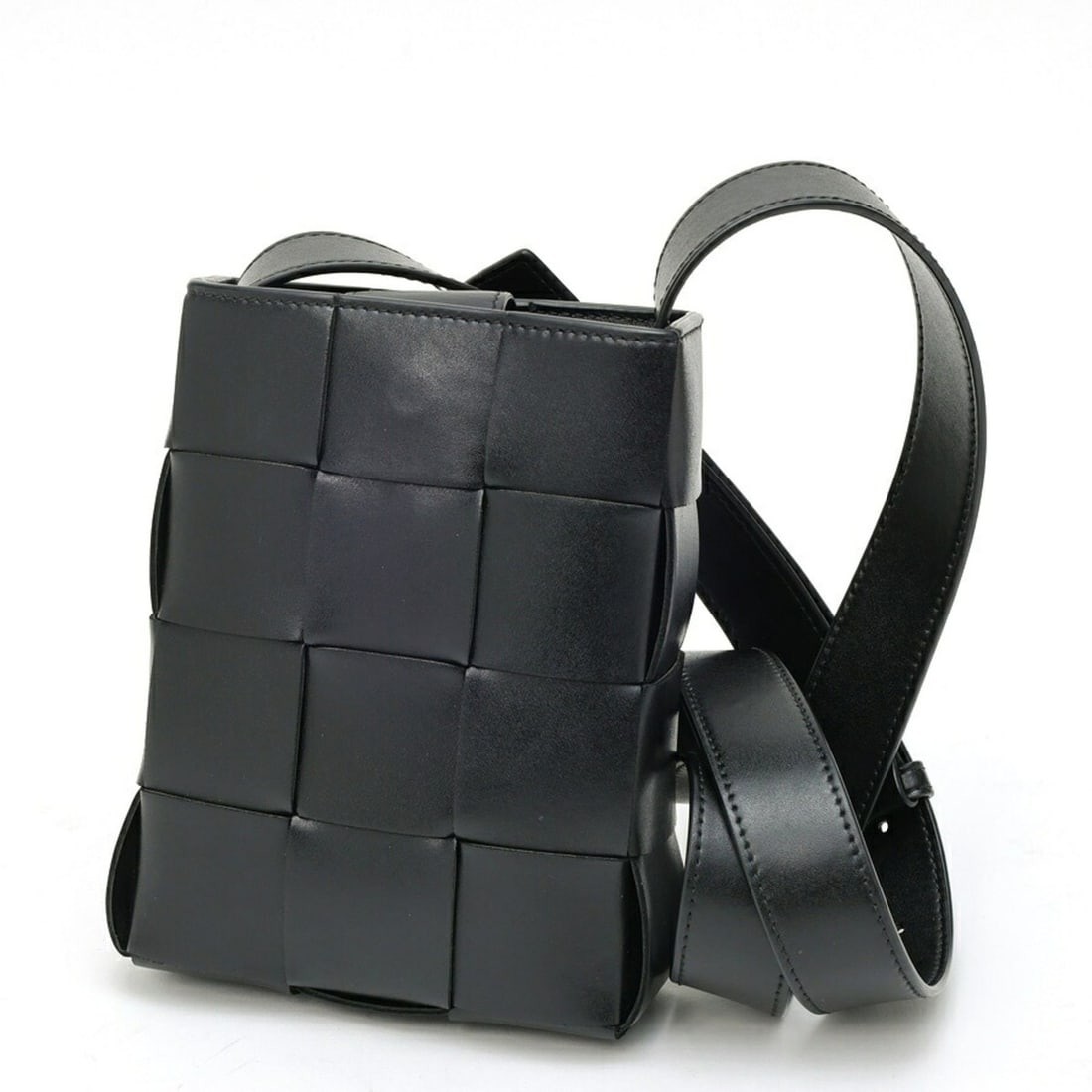 Bottega Veneta Cassette Mini Crossbody Bag 729298VBWD38803 Intrecciato Calfskin Black: --- Catalog ---Category: SizeSize (HxWxD): 18cm x 13.5cm x 4.5cm / 7.08'' x 5.31'' x 1.77''Category: DesignColor: BlackGender: Women,MenMaterial: Leather Leather/Fur Type: CalfskinCategory: GeneralBra