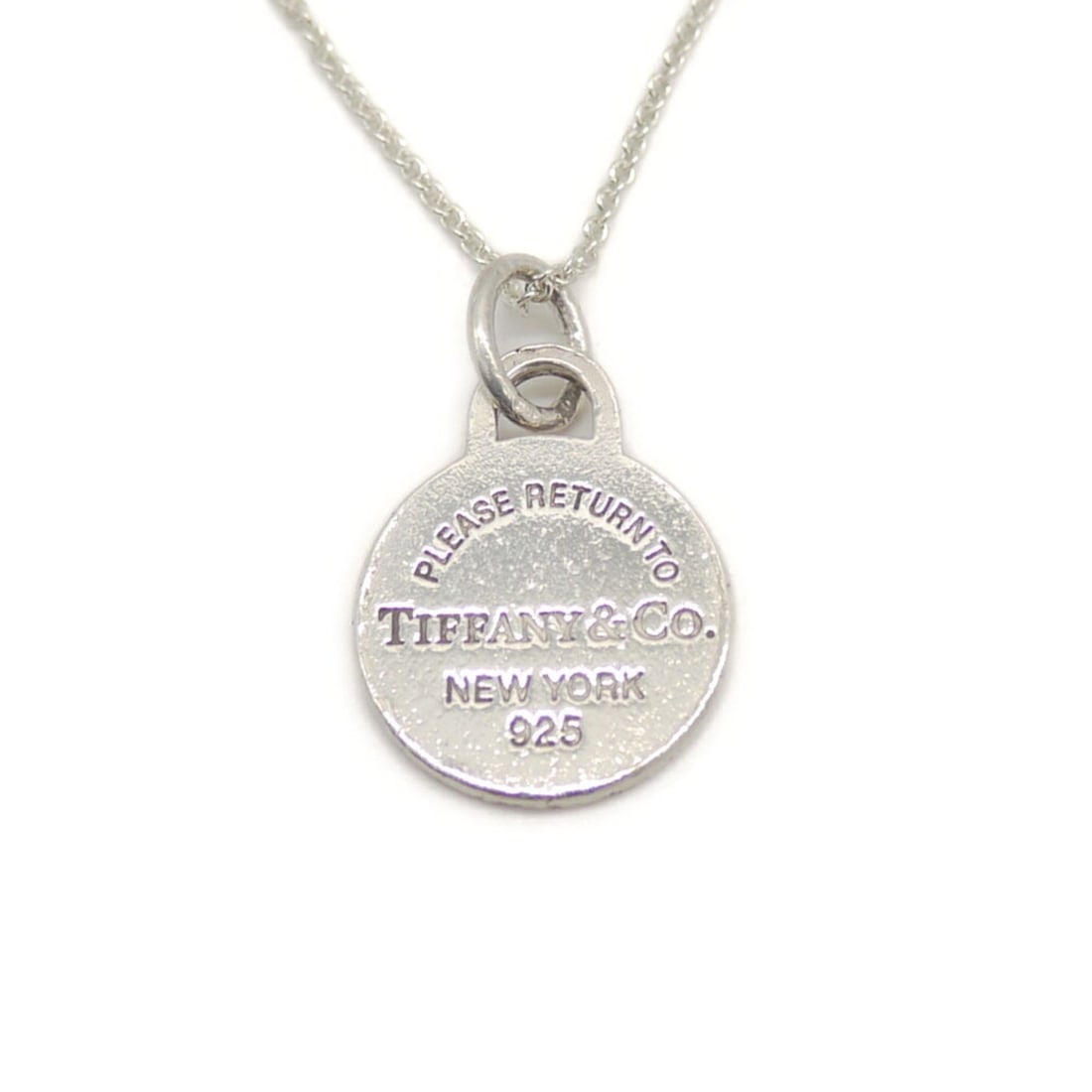 TIFFANY & Co. Tiffany Return to Round Tag Necklace, Sterling Silver 925, Curb Chain: --- Catalog ---Category: SizePendant Size: 26mm x 20.2mm / 1.02'' x 0.79''Neck Circumference: 41 cm / 16.14''Category: DesignGender: WomenMaterial: Silver 925Necklace Type: NecklaceCategory: GeneralBr
