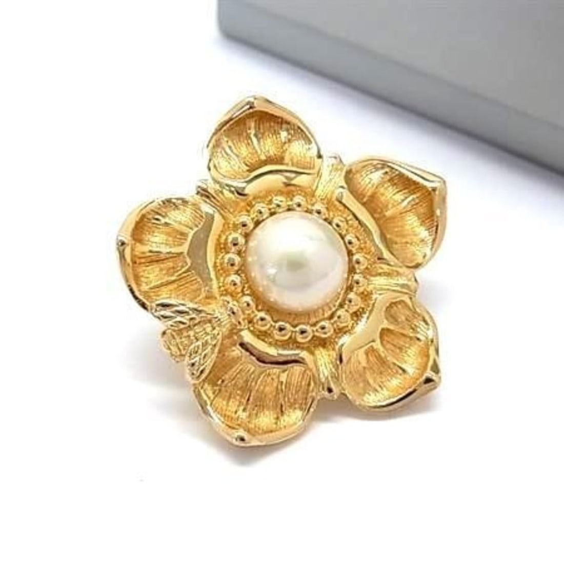 Christian Dior brooch, pin gold metal, faux pearl, women's, flower, bee.: --- Catalog ---Category: SizeSize (HxWxD): 3.3cm x 3.3cm / 1.29'' x 1.29''Category: DesignType: Pin broochColor: GoldStone: Artificial pearlGender: WomenSeason: VintageMaterial: MetalCategory: General