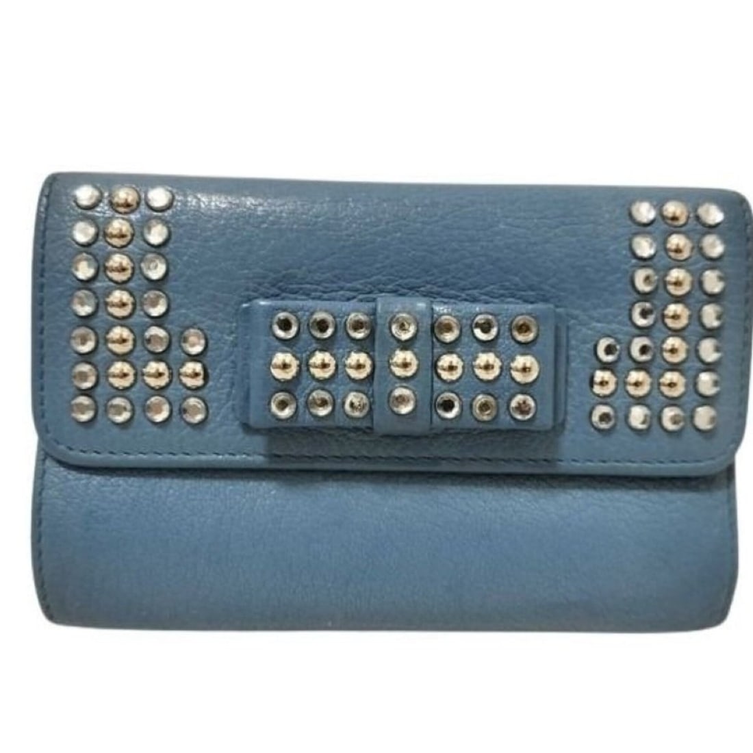Miu Miu Miu Madras Crystal 5M1225 Blue Leather Women's Studded Ribbon L-shaped: --- Catalog ---Category: SizeSize (HxWxD): 9cm x 14cm x 2.7cm / 3.54'' x 5.51'' x 1.06''Category: DesignType: Wallet (bi-fold)Color: BlueGender: WomenMaterial: Leather Category: GeneralBrand: Miu
