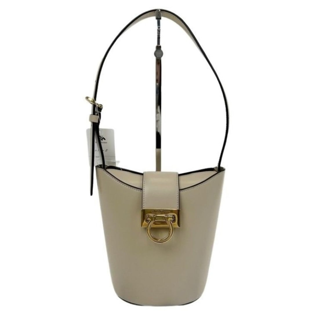 Salvatore Ferragamo Shoulder Bag Gancini Trifoglio Bucket 211194 Beige Leather Women's: --- Catalog ---Category: SizeSize (HxWxD): 16cm x 13cm x 10cm / 6.29'' x 5.11'' x 3.93''Category: DesignType: Shoulder bagColor: BeigeGender: WomenMaterial: Leather Category: GeneralLine: GanciniBrand