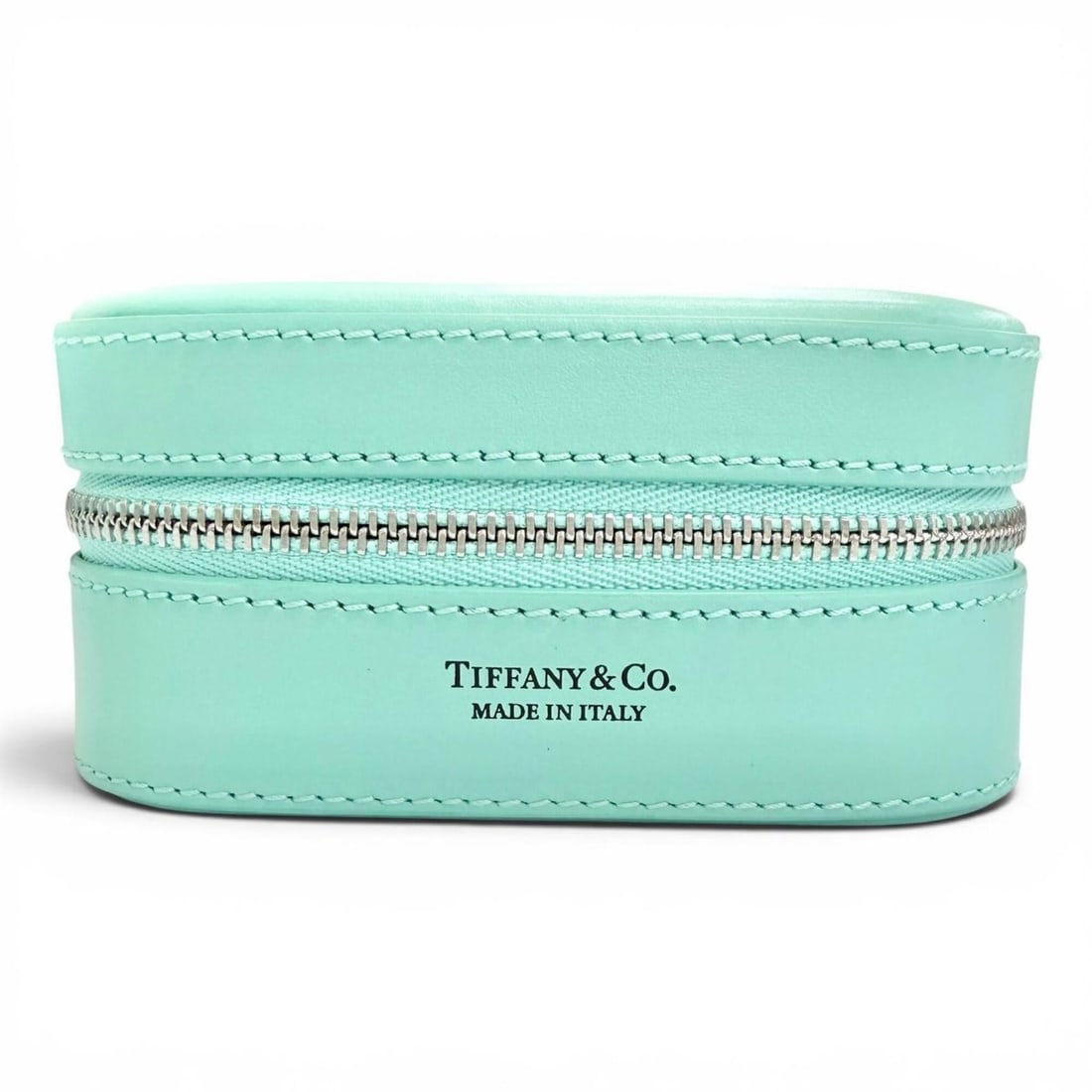 TIFFANY&Co. Tiffany Rectangular Leather Jewelry Case, Blue, Silver Hardware, Made in Italy, Women's,: --- Catalog ---Category: SizeSize (HxWxD): 9cm x 5.3cm x 11.3cm / 3.54'' x 2.08'' x 4.44''Category: DesignType: Jewelry caseColor: Tiffany blueMaterial: LeatherCategory: GeneralBrand: TiffanyCountry o